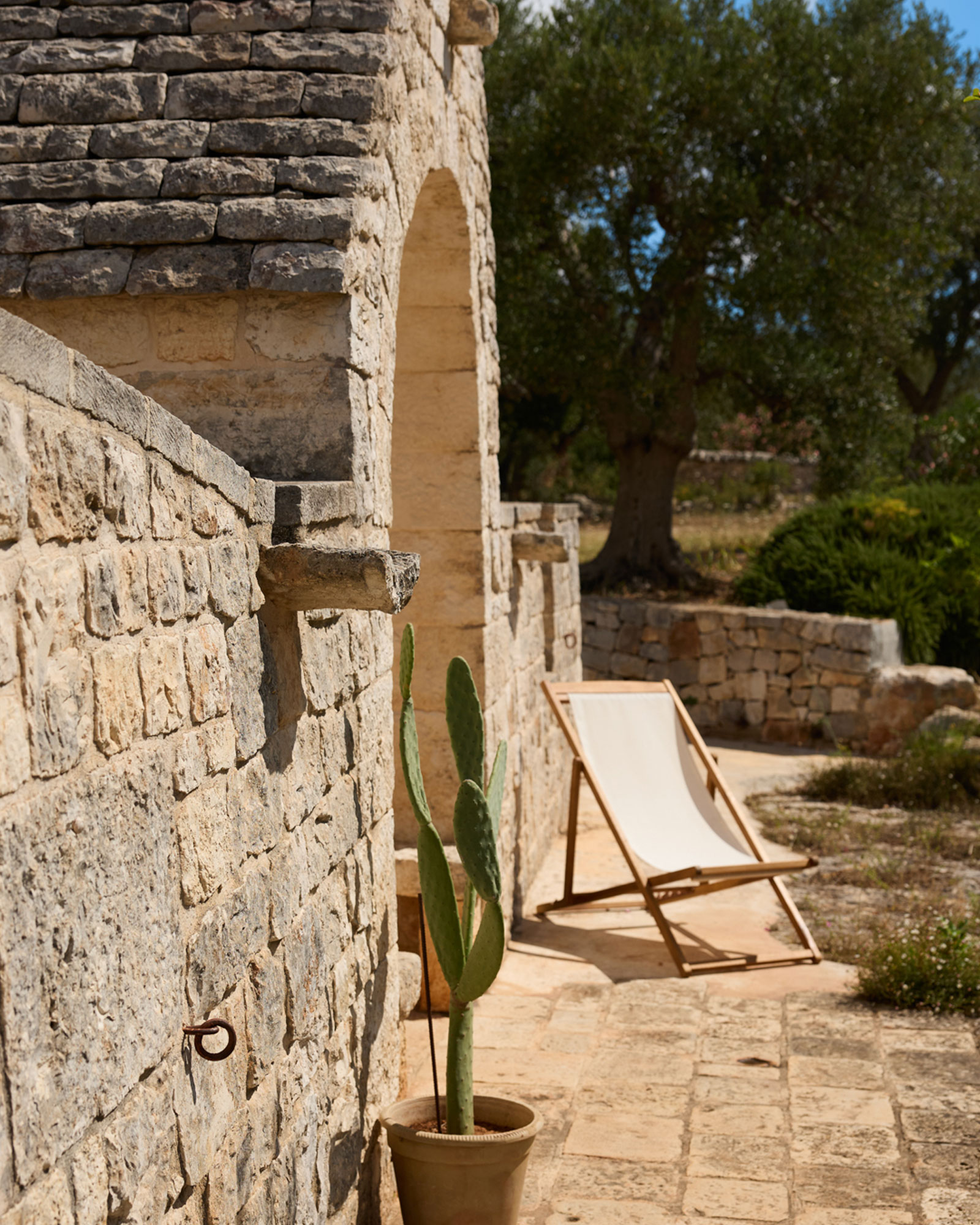 il-guardiano_trullo_puglia-italy_exterior-chair.jpg