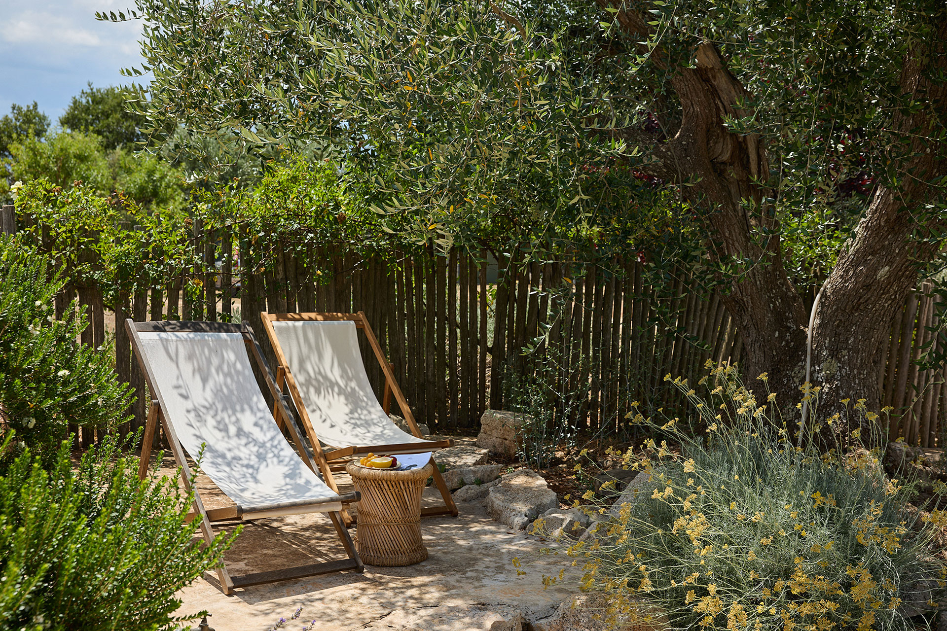 il-guardiano_trullo_puglia-italy_exterior-chairs.jpg