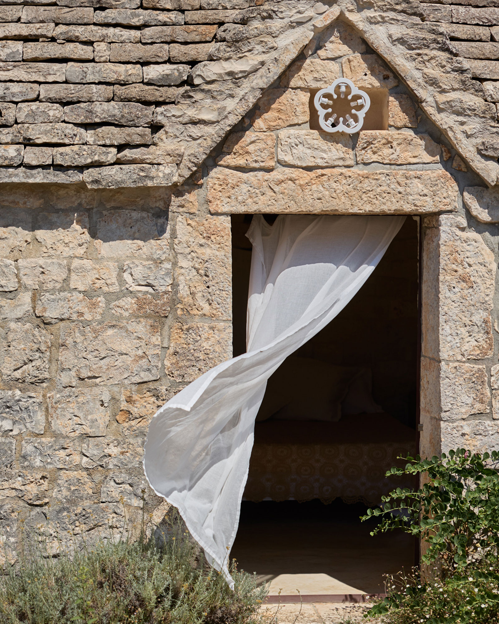 il-guardiano_trullo_puglia-italy_exterior-detail-curtain.jpg