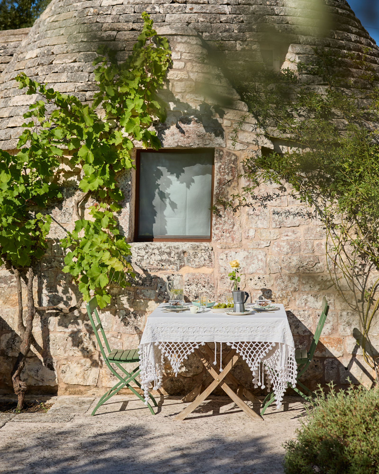 il-guardiano_trullo_puglia-italy_exterior-table.jpg