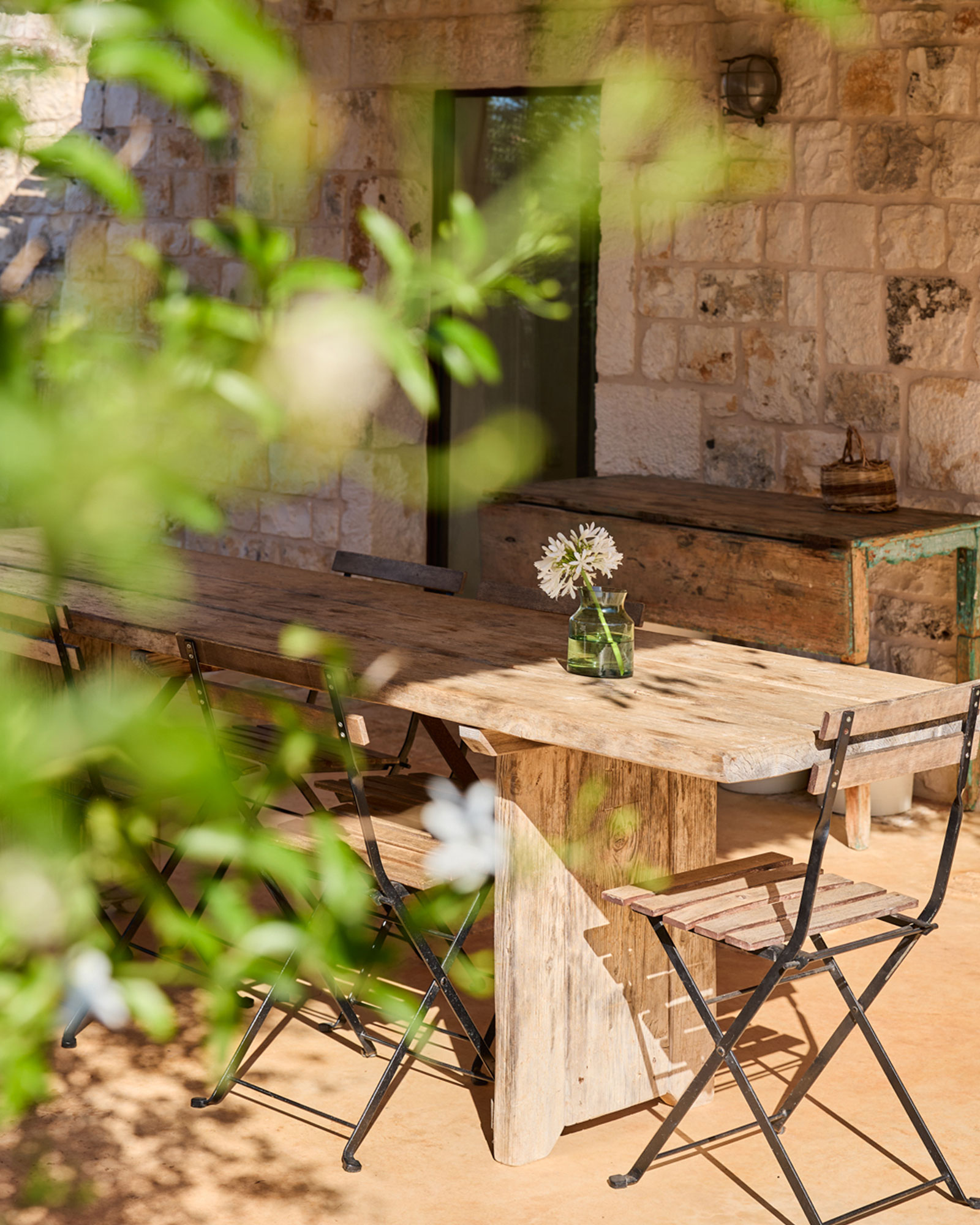 il-guardiano_trullo_puglia-italy_exterior-table-design.jpg