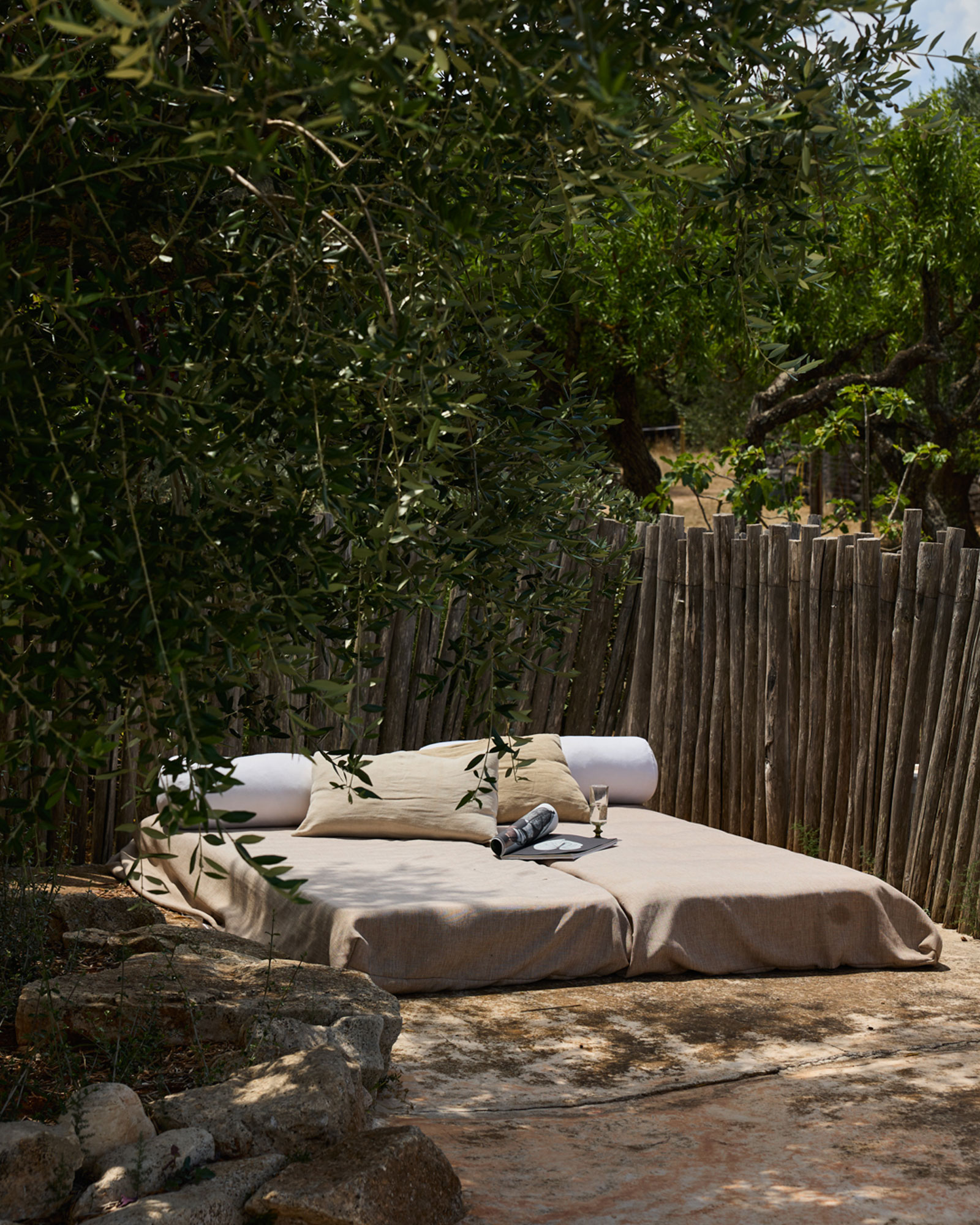il-guardiano_trullo_puglia-italy_exterior-tree.jpg