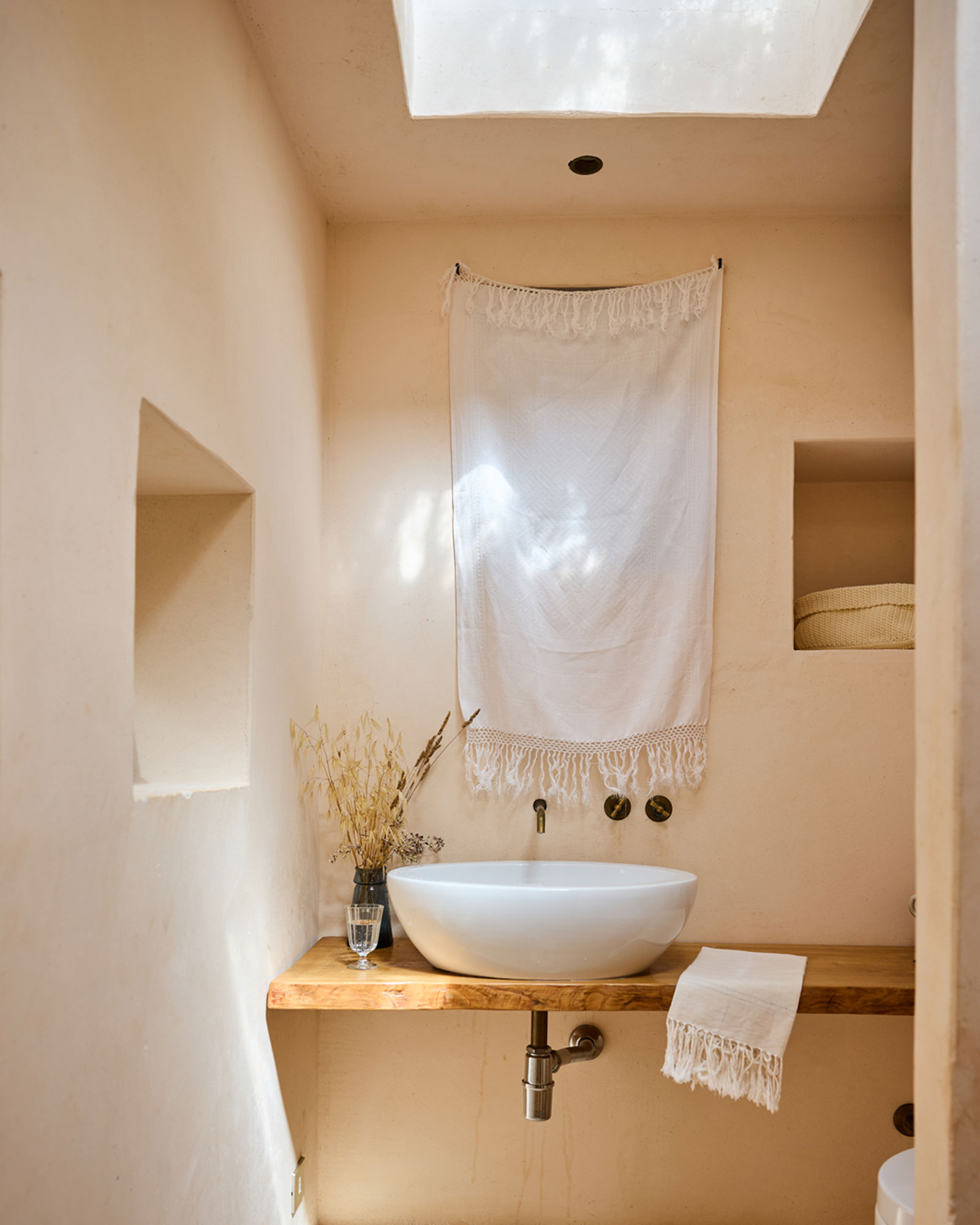 il-guardiano_trullo_puglia-italy_interior-bathroom.jpg