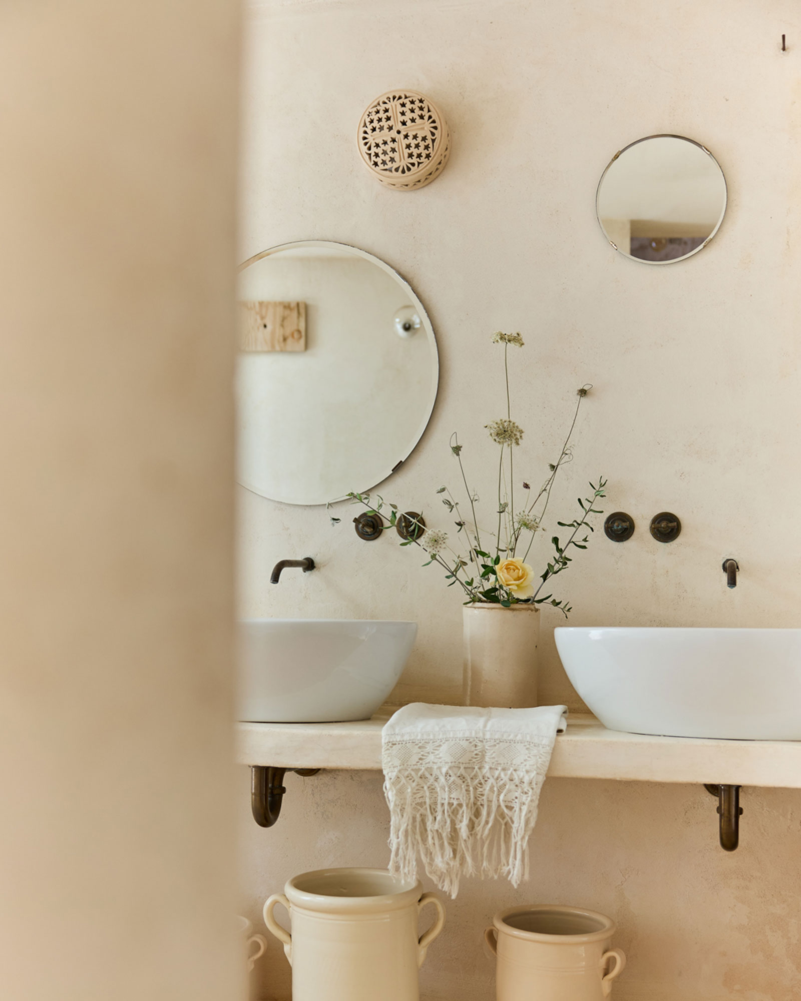 il-guardiano_trullo_puglia-italy_interior-bathroom-detail.jpg