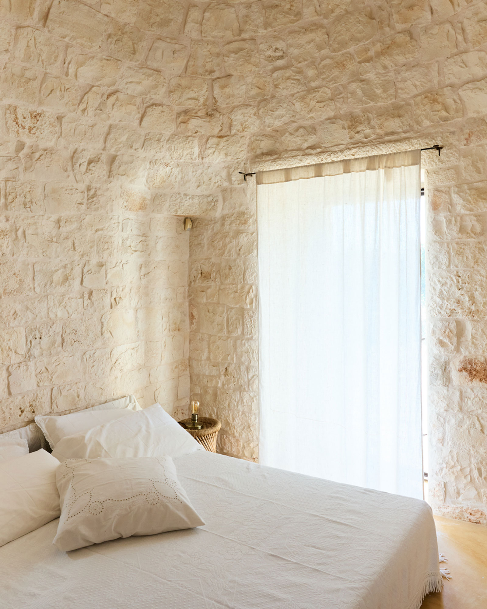 il-guardiano_trullo_puglia-italy_interior-bed.jpg