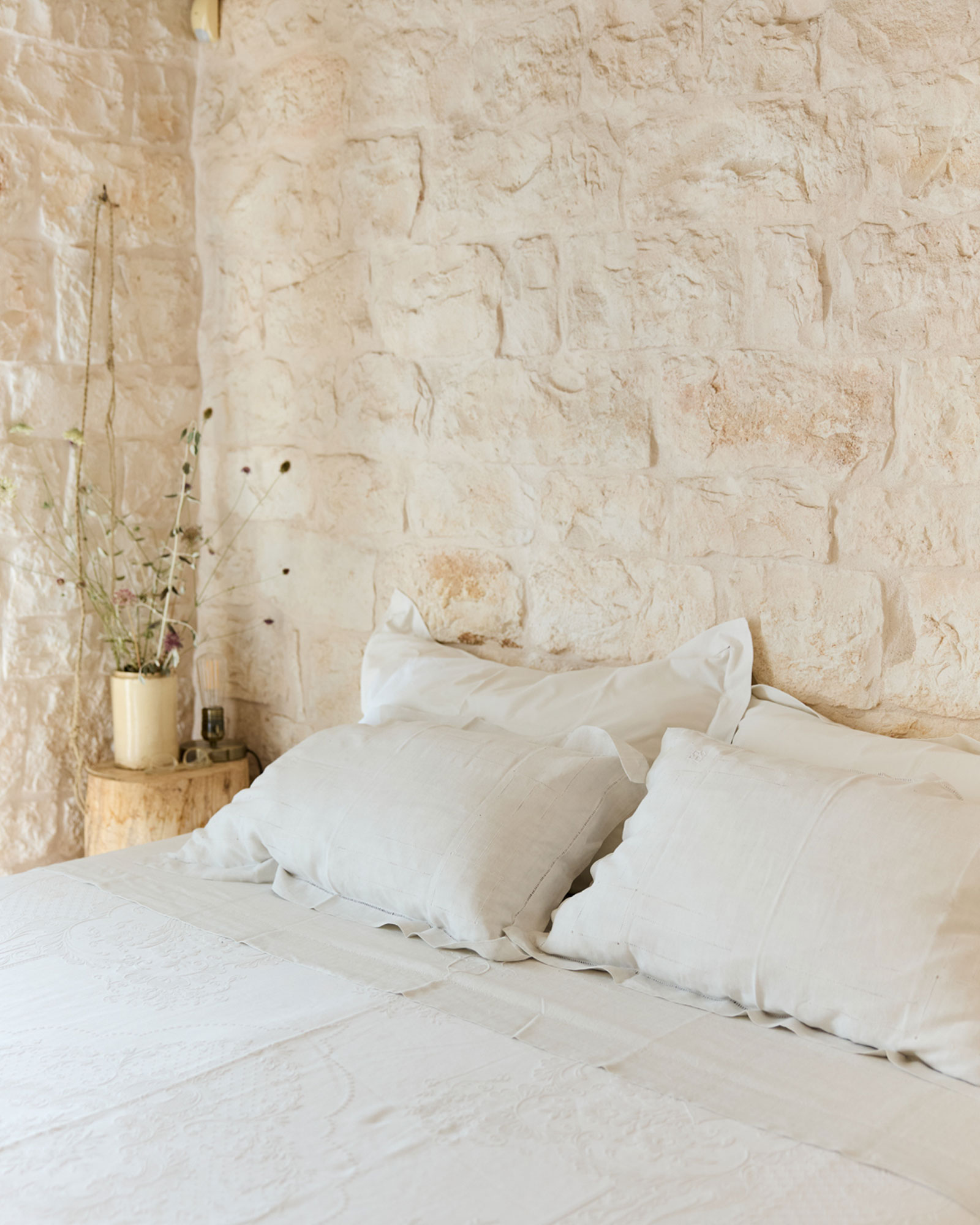 il-guardiano_trullo_puglia-italy_interior-bed-detail.jpg