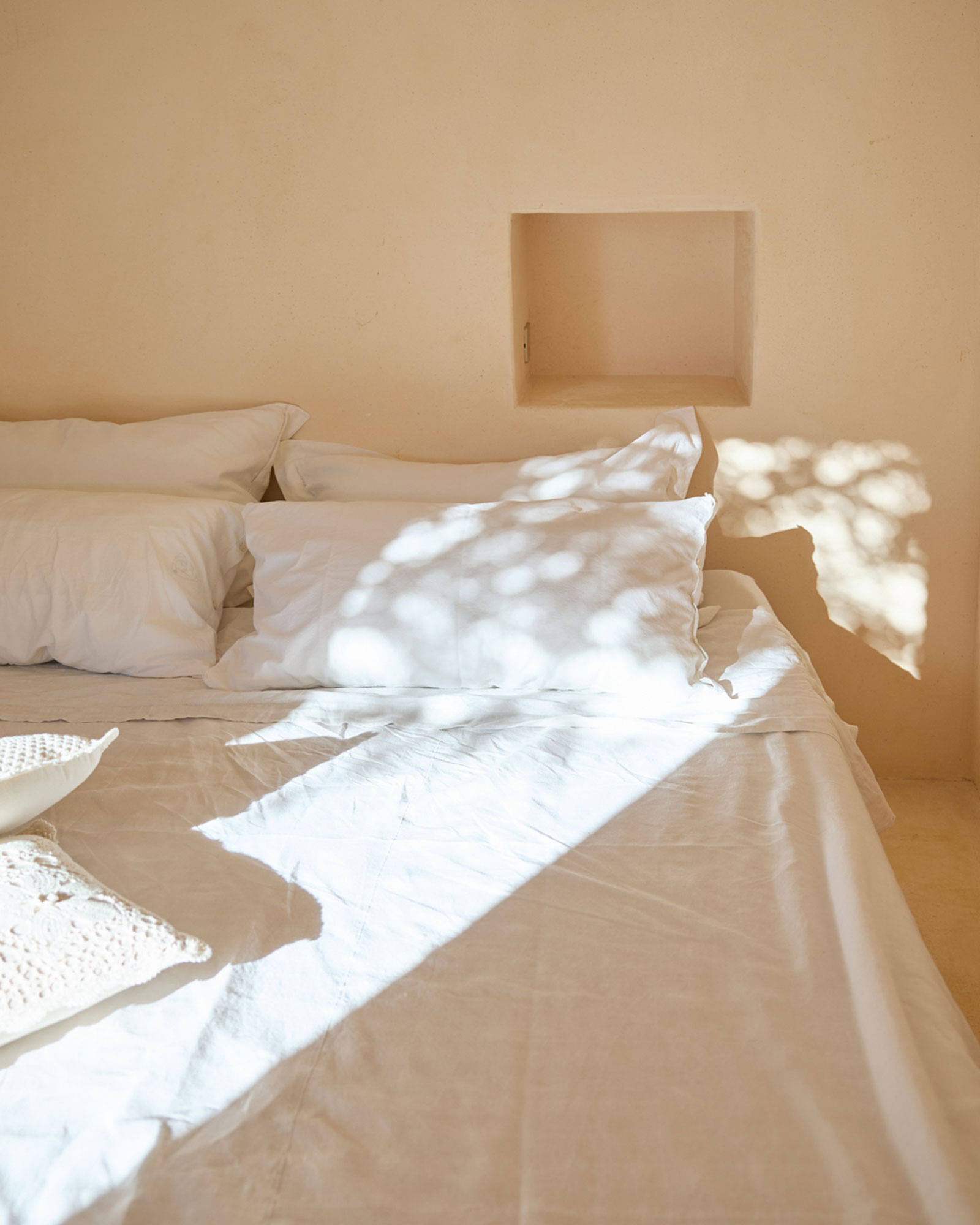 il-guardiano_trullo_puglia-italy_interior-bedroom-sunlight.jpg