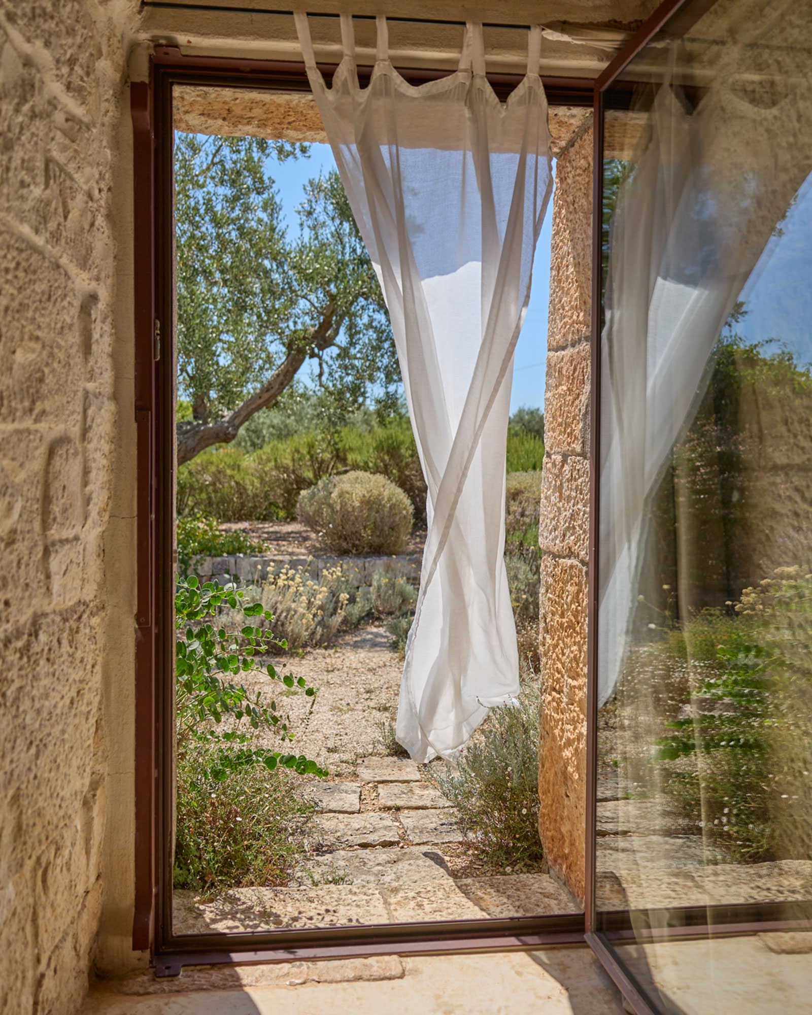 il-guardiano_trullo_puglia-italy_interior-door-view.jpg