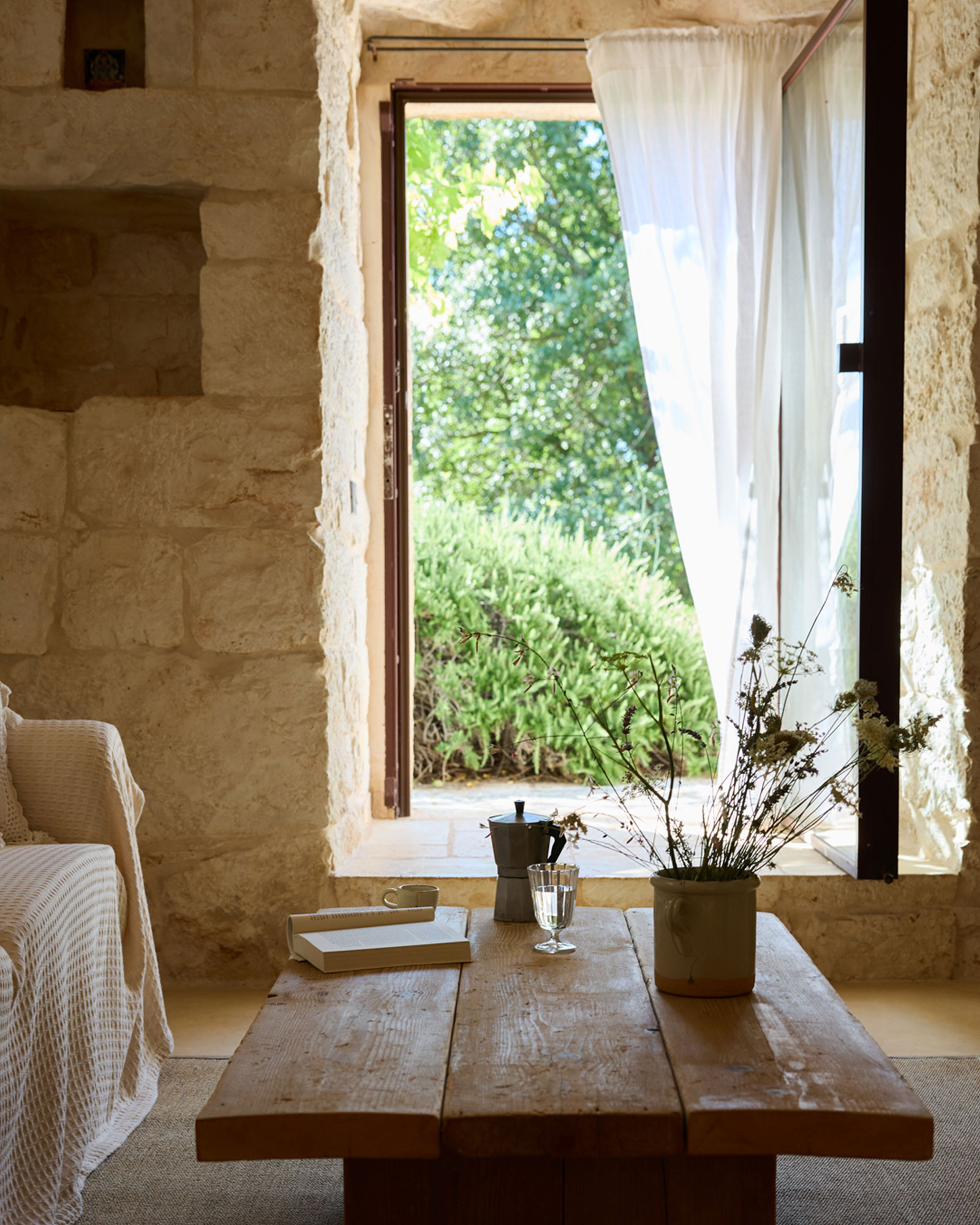 il-guardiano_trullo_puglia-italy_interior-window.jpg