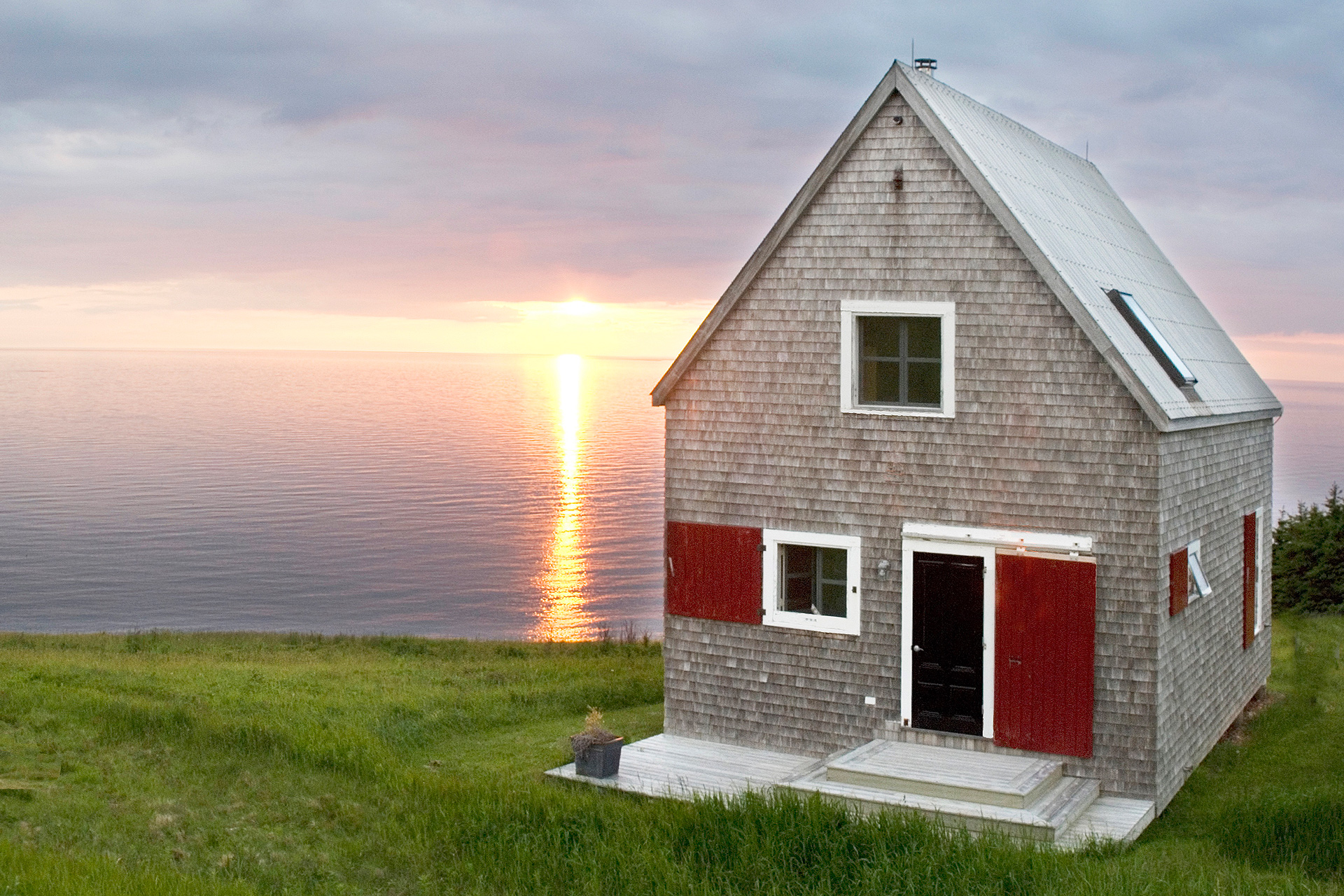 seasky-cottage_cabin_Nova-Scotia-canada_exterior-facade.jpg