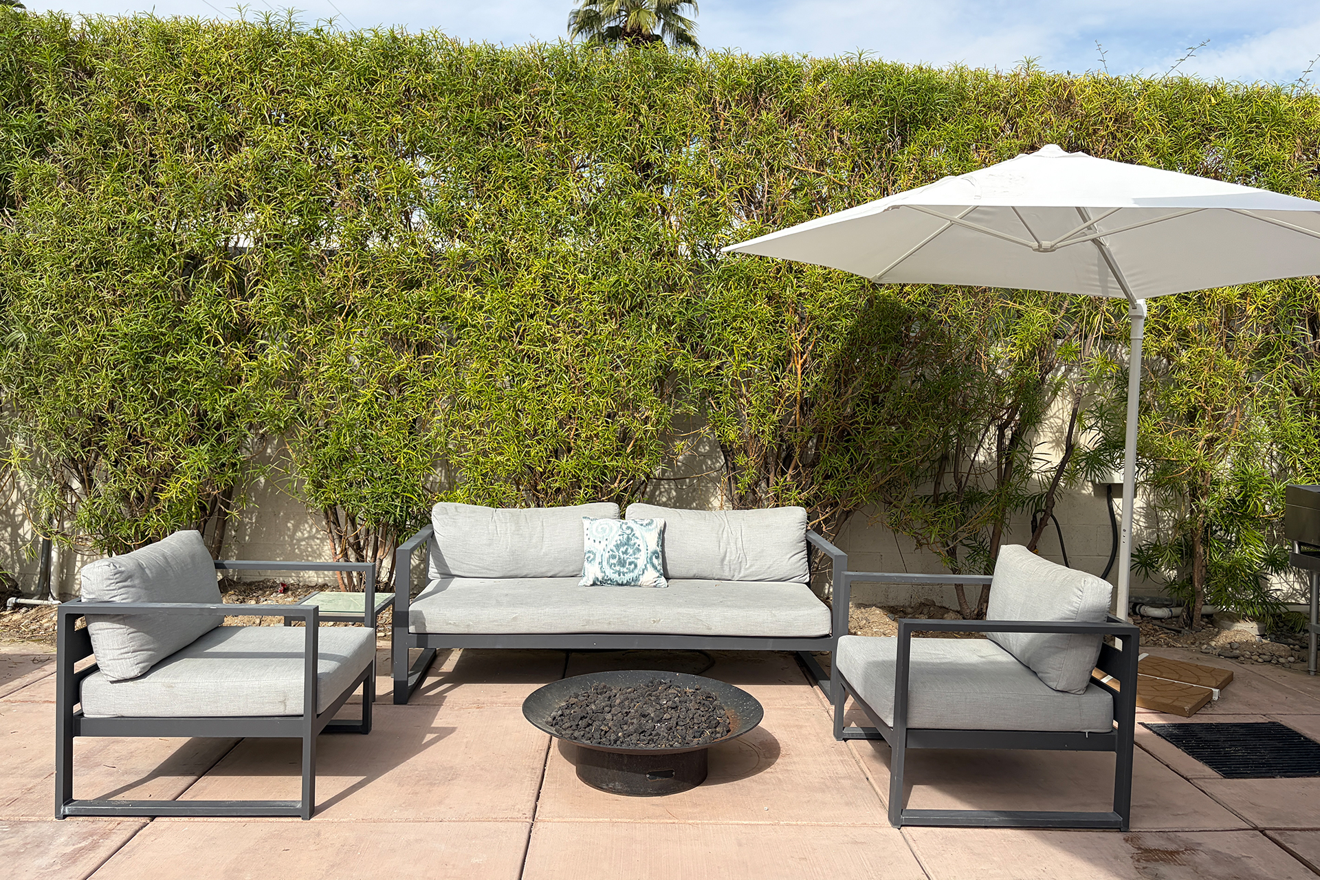 the-palms-house_house_california-usa_exterior-sofas.jpg
