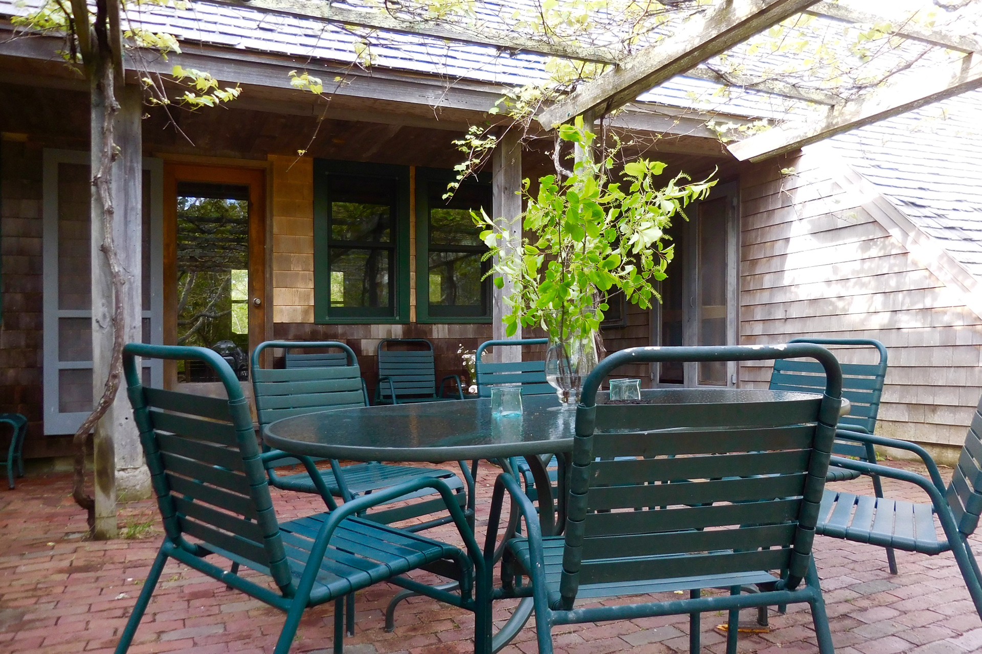 ocean-cove-camp_a-frame_Marthas-Vineyard-usa_exterior-table.jpg