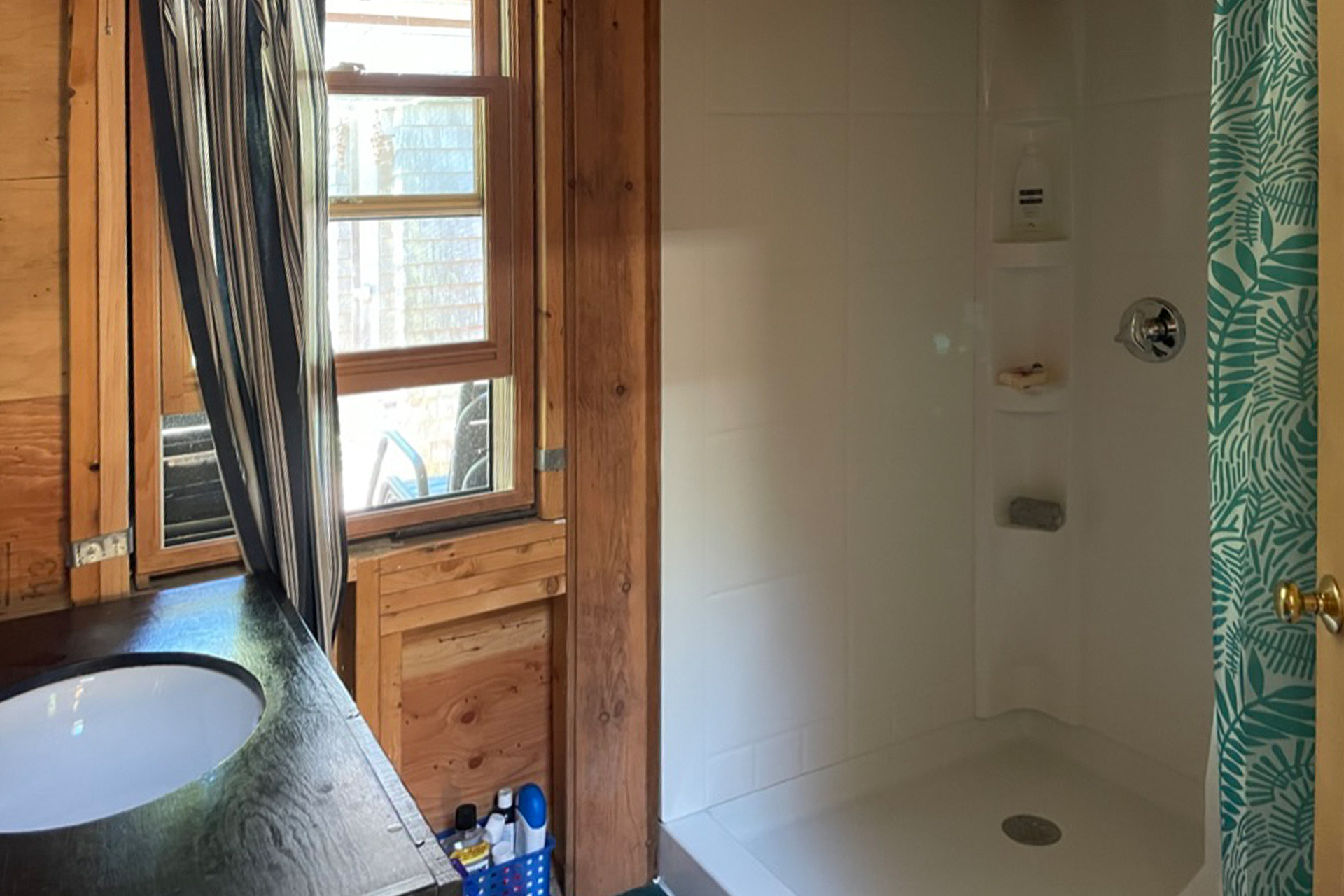 ocean-cove-camp_a-frame_Marthas-Vineyard-usa_interior-bathroom.jpg