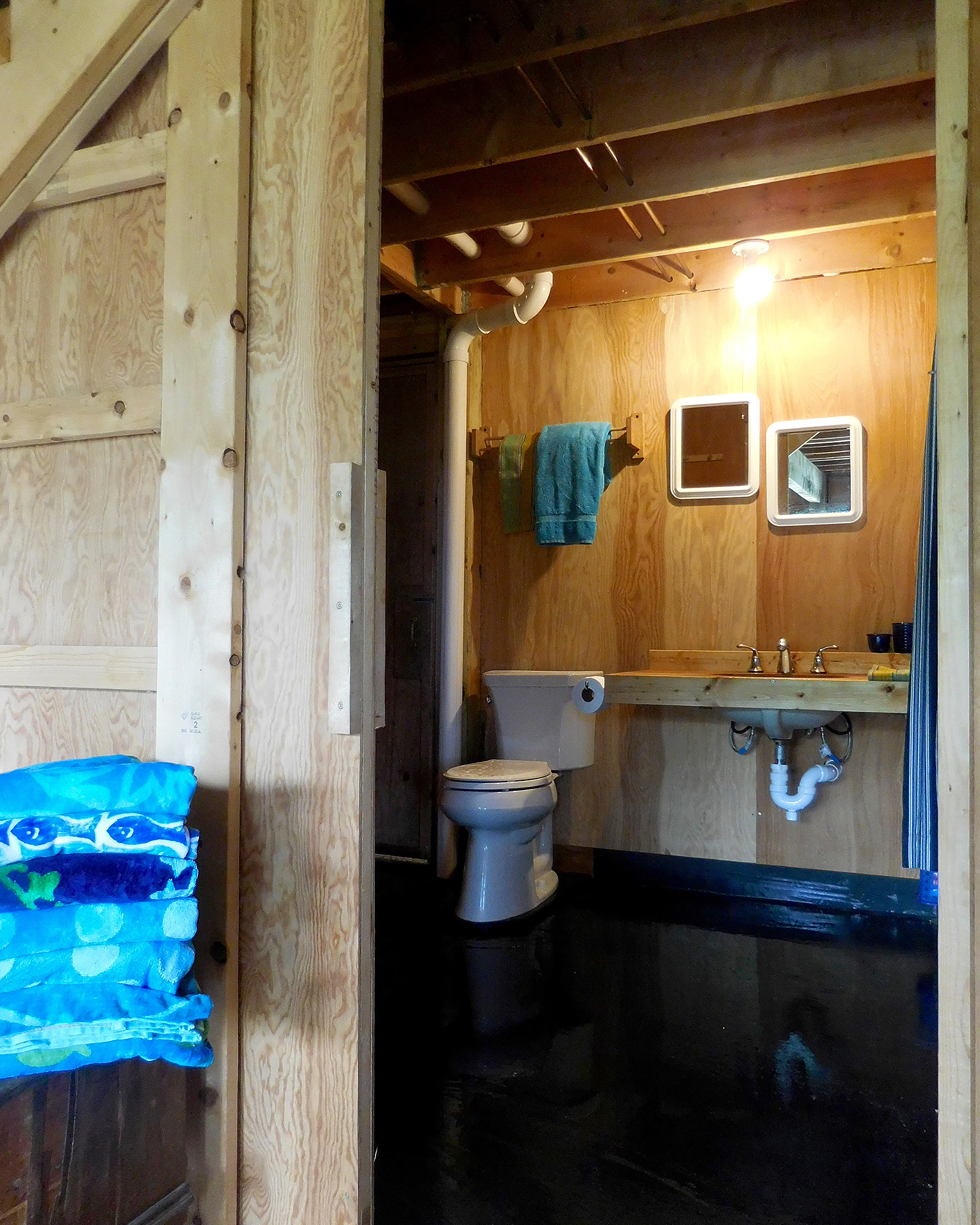 ocean-cove-camp_a-frame_Marthas-Vineyard-usa_interior-bathroom-space.jpg