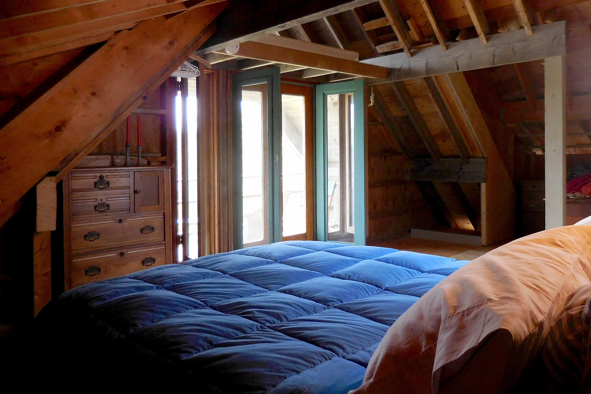 ocean-cove-camp_a-frame_Marthas-Vineyard-usa_interior-bed-room-view.jpg