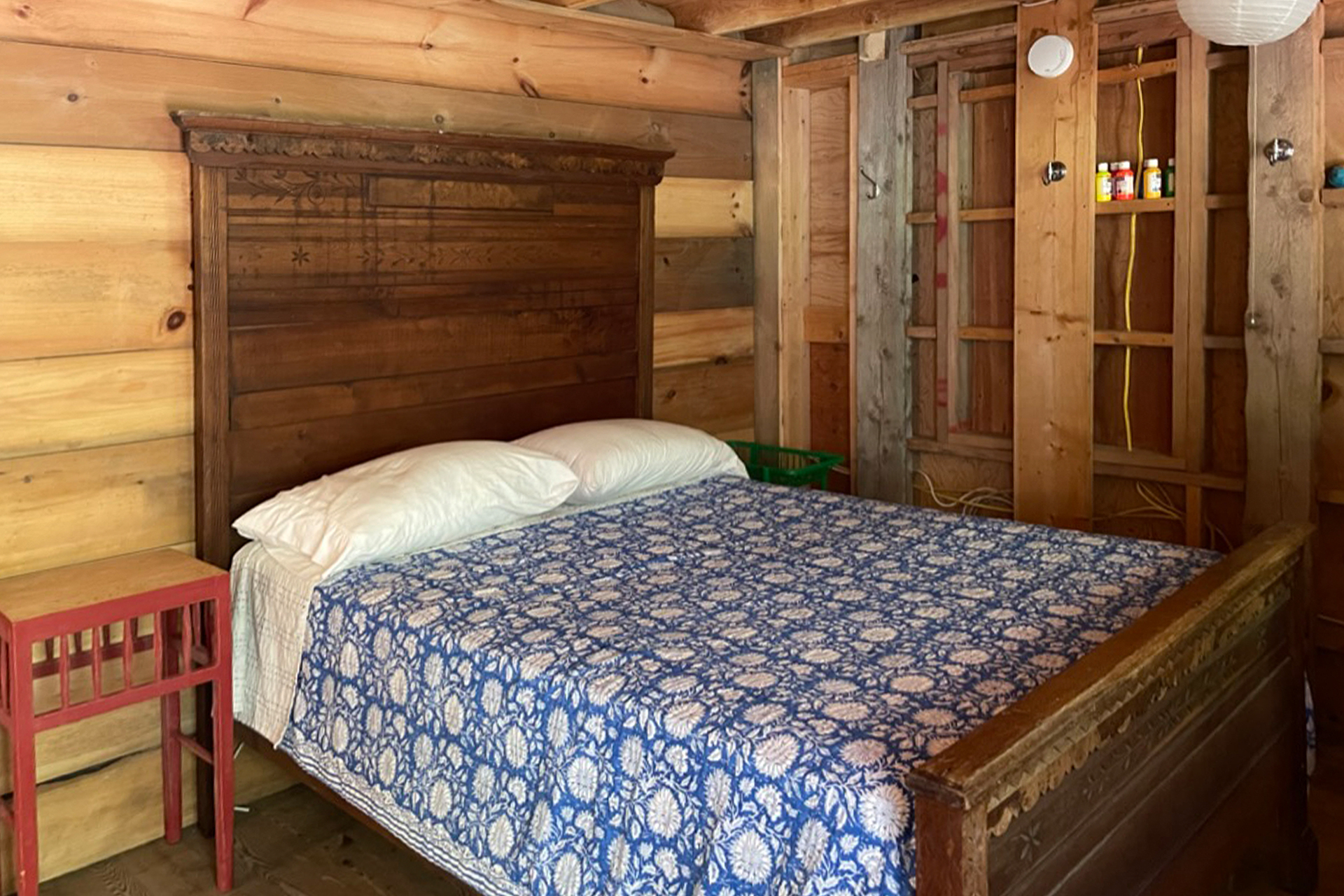 ocean-cove-camp_a-frame_Marthas-Vineyard-usa_interior-bedroom-design.jpg