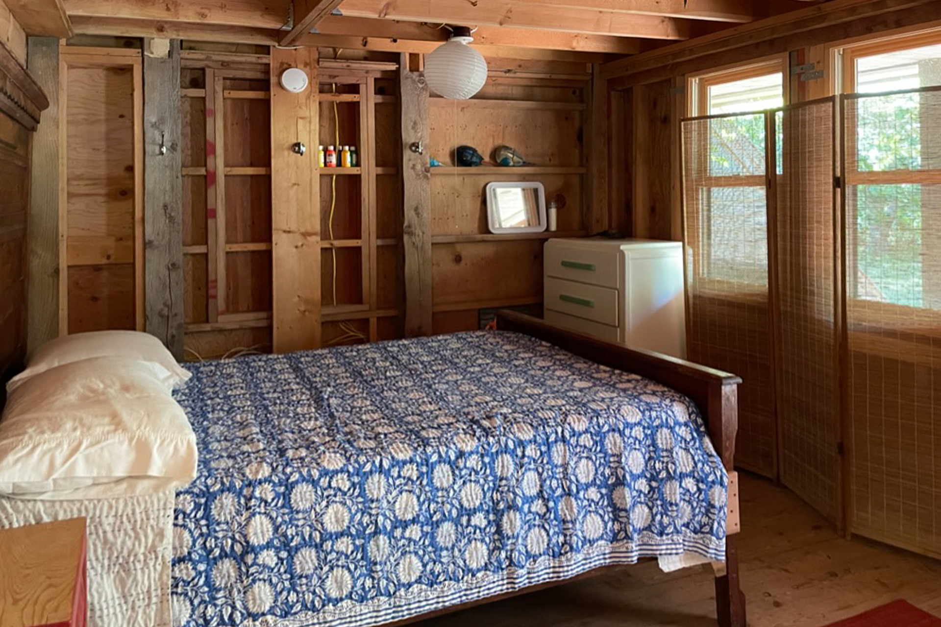 ocean-cove-camp_a-frame_Marthas-Vineyard-usa_interior-bedroom-space.jpg