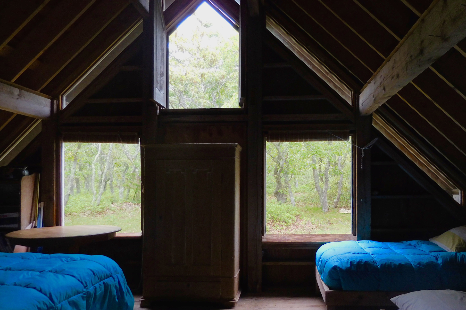 ocean-cove-camp_a-frame_Marthas-Vineyard-usa_interior-bedroom-view.jpg