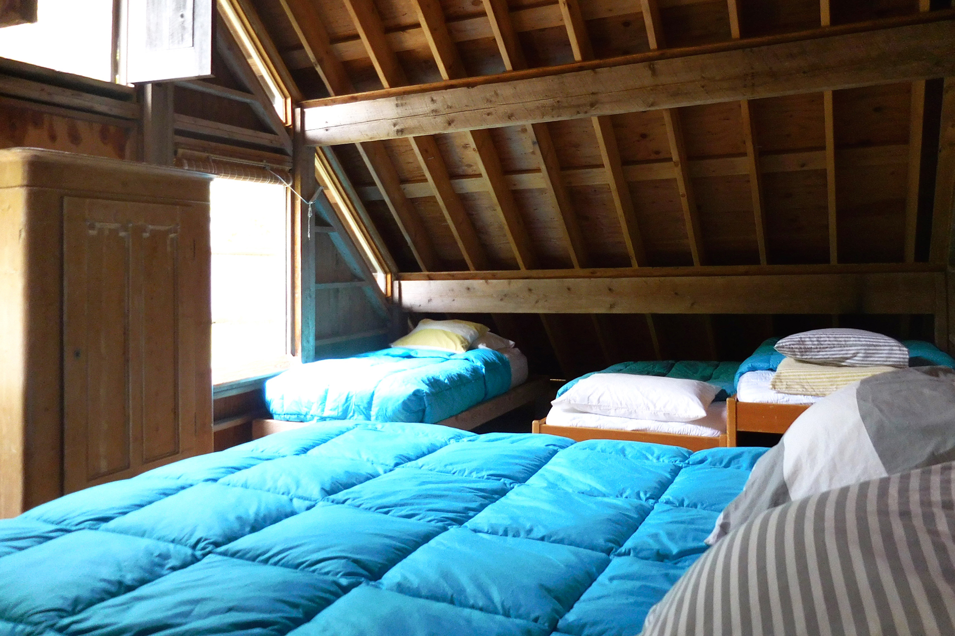 ocean-cove-camp_a-frame_Marthas-Vineyard-usa_interior-beds.jpg