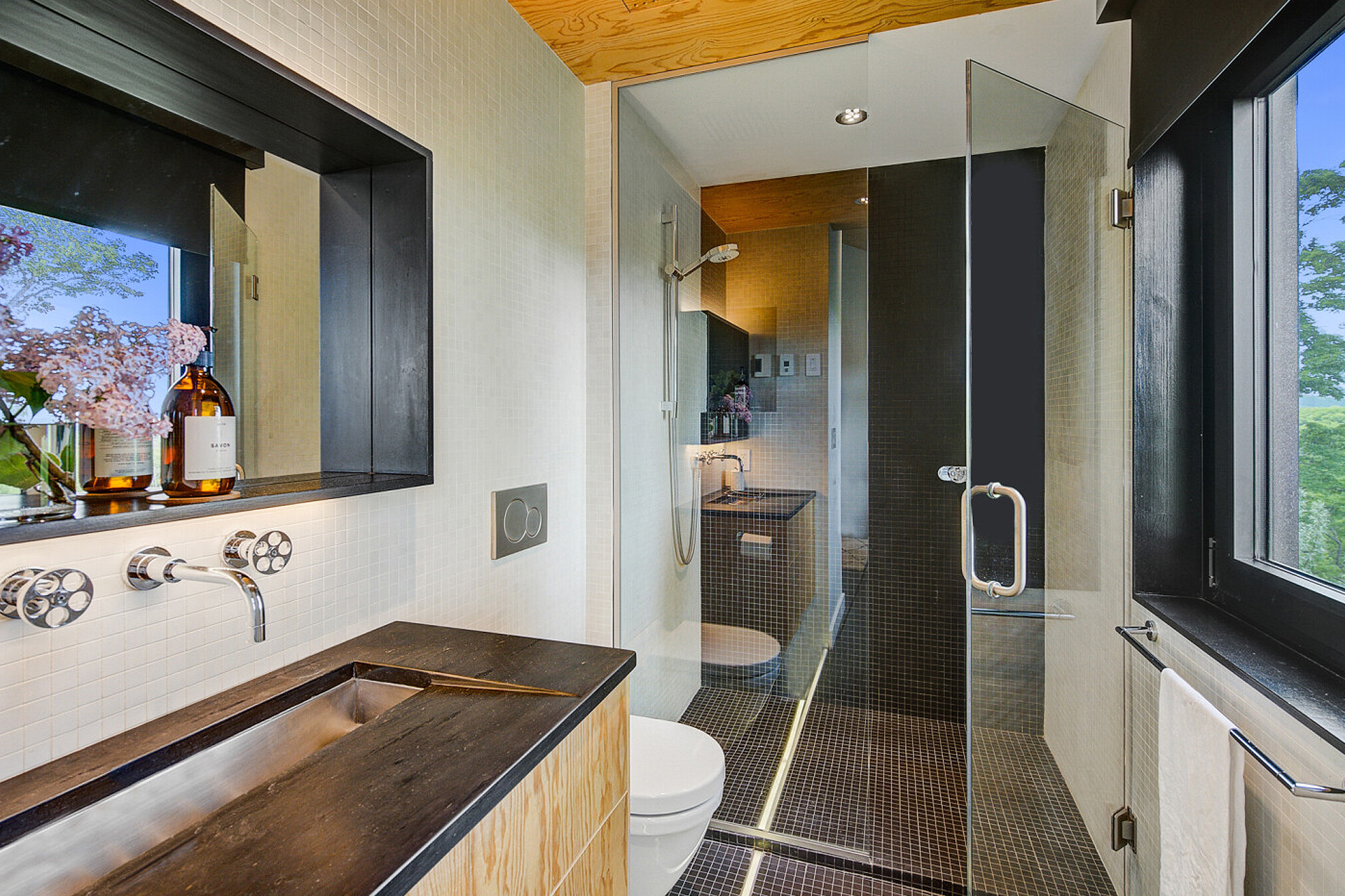 bolton-residence_house_quebec-canada_interior-bathroom.jpg