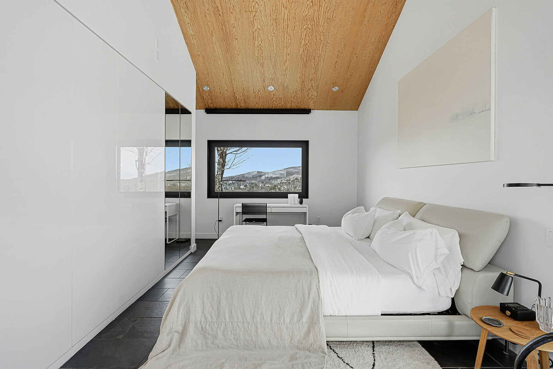 bolton-residence_house_quebec-canada_interior-bedroom.jpg