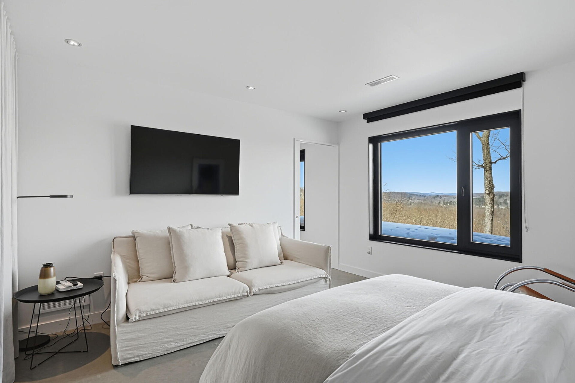 bolton-residence_house_quebec-canada_interior-bedroom-space.jpg