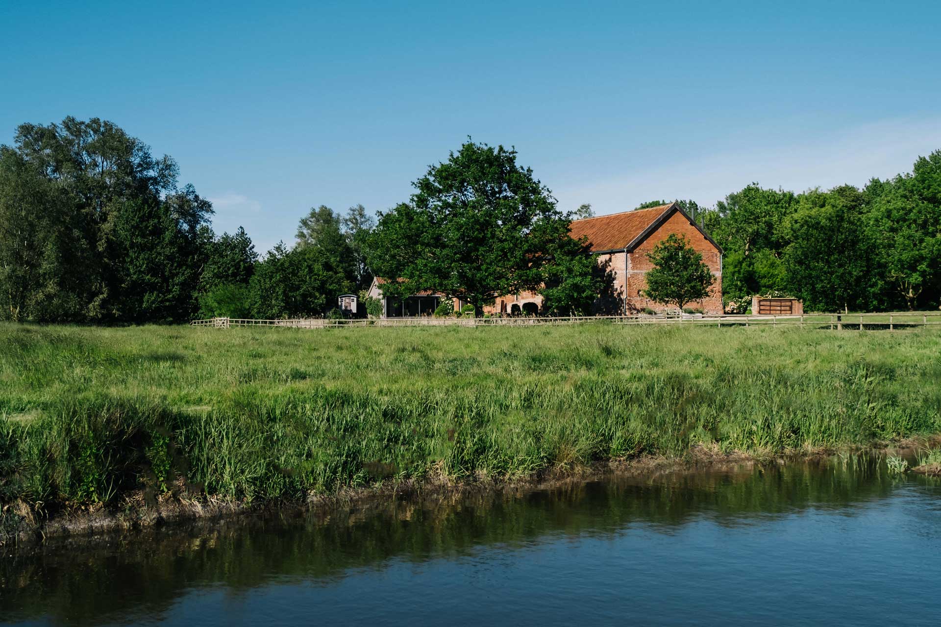priory-grounds_estate_suffolk-england-uk_exterior-lake.jpg