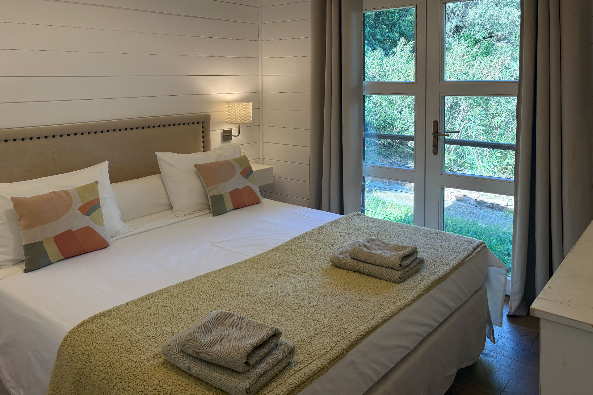 maison-olmeto_house_corsica-france_interior-bedroom.jpg