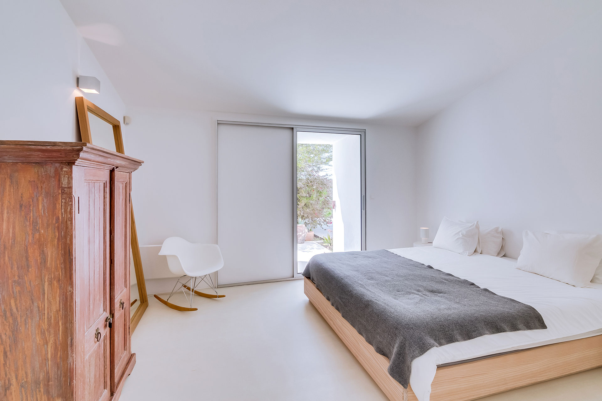 villa-agosto_villa_faro-portugal_interior-bed-space.jpg