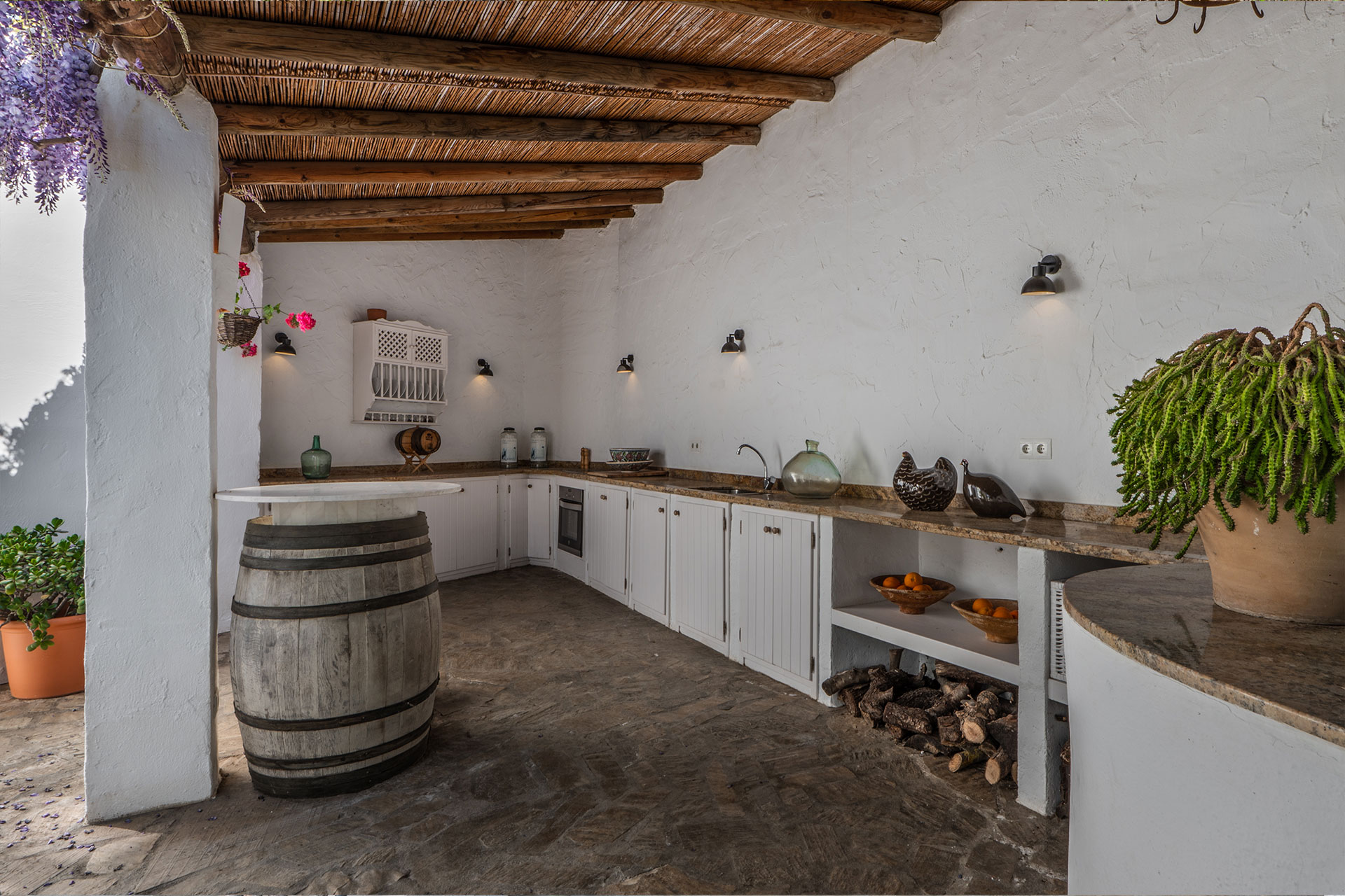 el-pabellon-de-caza_villa_andalusia-spain_exterior-kitchen.jpg