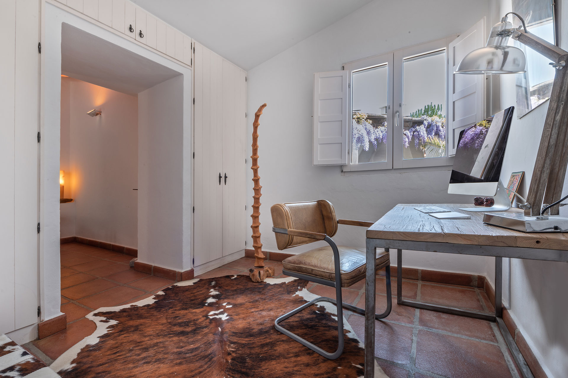 el-pabellon-de-caza_villa_andalusia-spain_interior-desk.jpg
