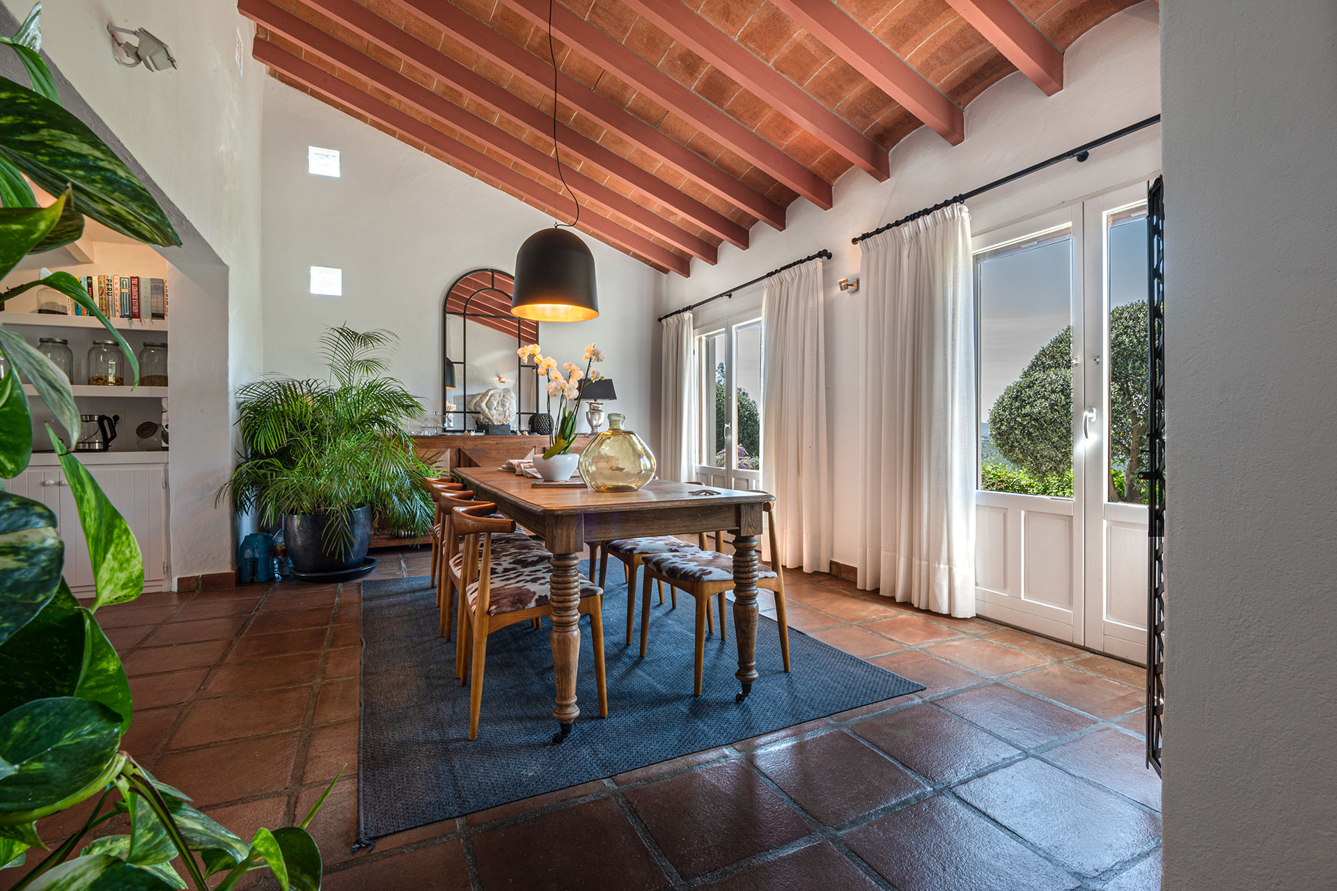 el-pabellon-de-caza_villa_andalusia-spain_interior-dining.jpg