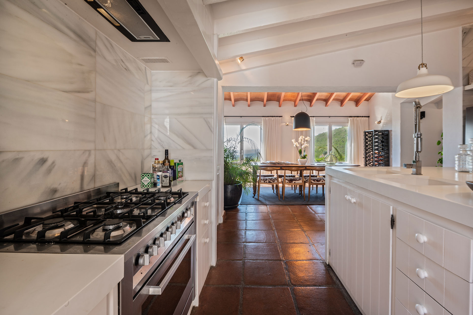 el-pabellon-de-caza_villa_andalusia-spain_interior-kitchen-design.jpg