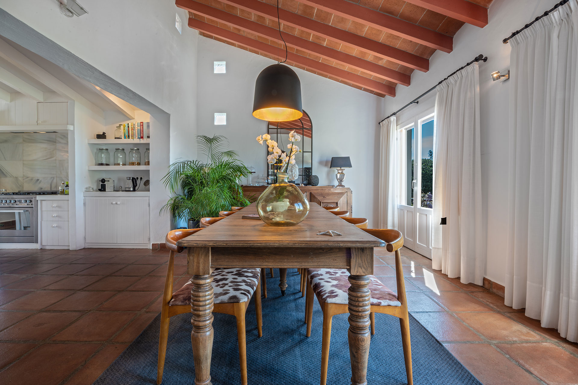 el-pabellon-de-caza_villa_andalusia-spain_interior-table.jpg