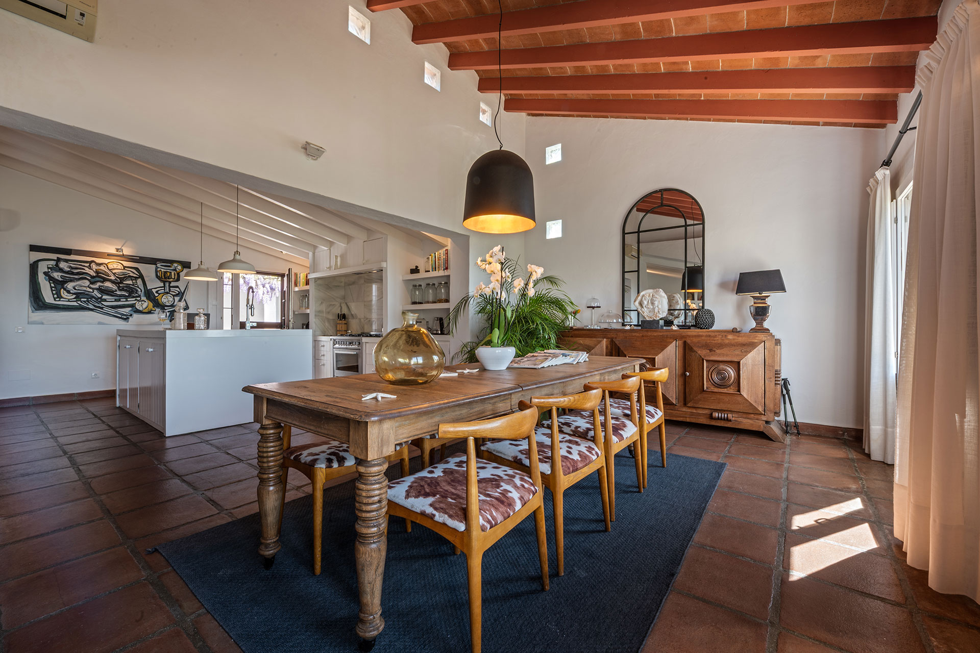 el-pabellon-de-caza_villa_andalusia-spain_interior-table-space.jpg