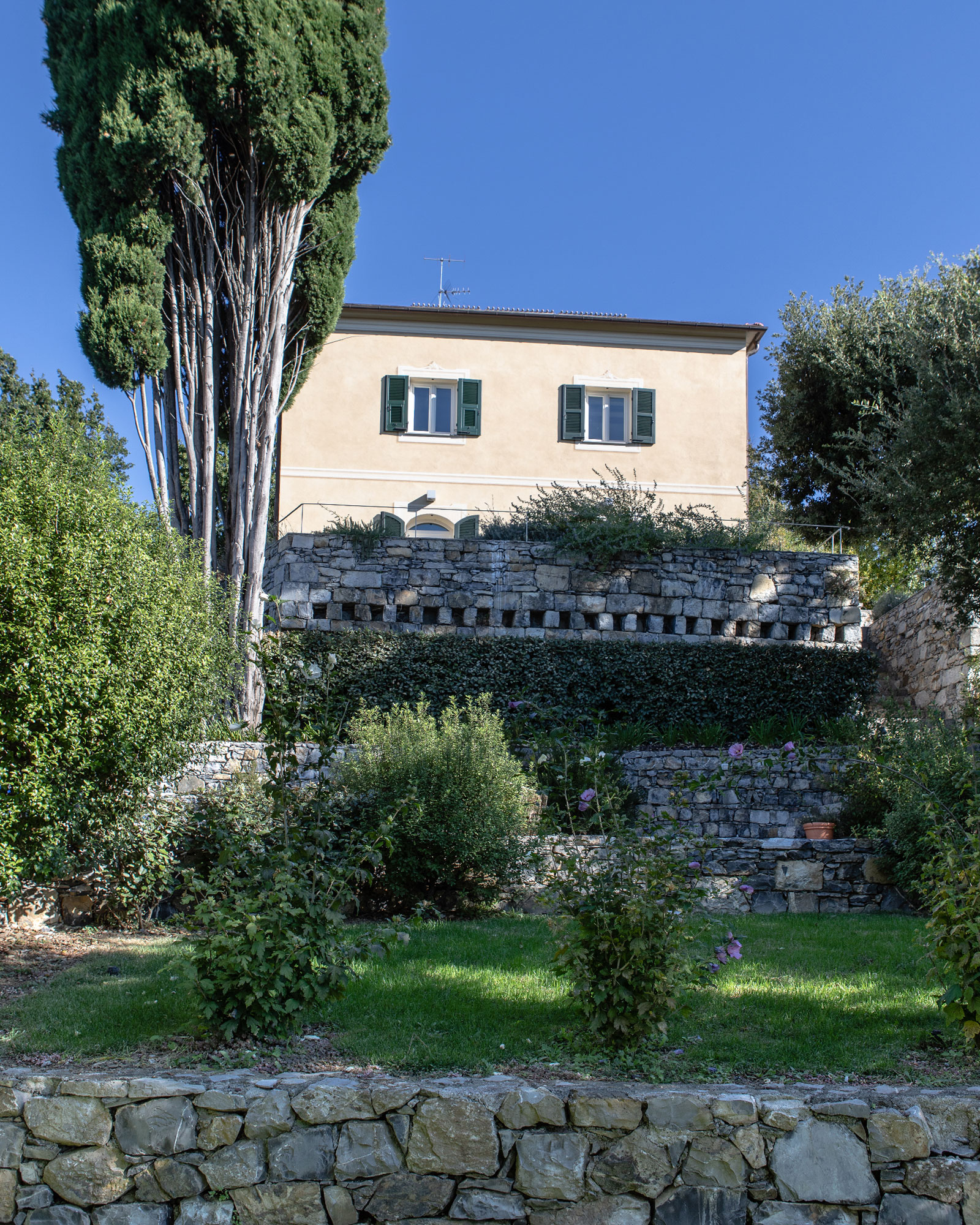 casa-leopoldo_country-house_liguria-italy_exterior-facade-detail.jpg