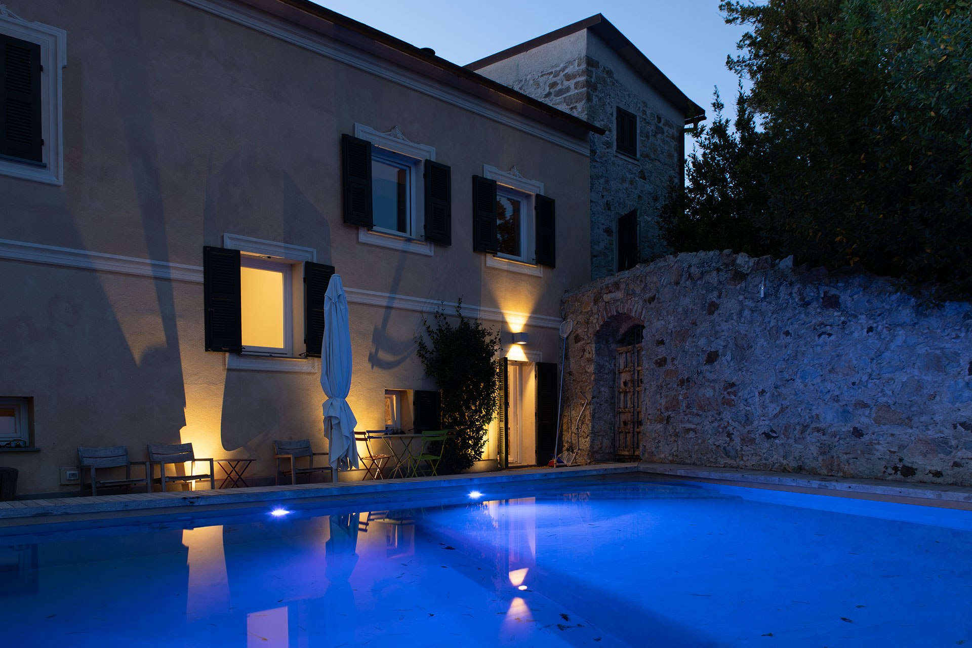 casa-leopoldo_country-house_liguria-italy_exterior-night.jpg