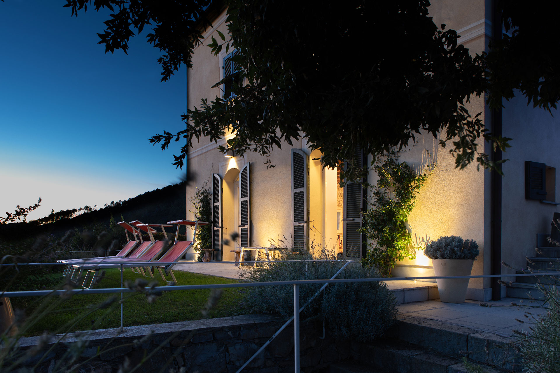 casa-leopoldo_country-house_liguria-italy_exterior-night-design.jpg