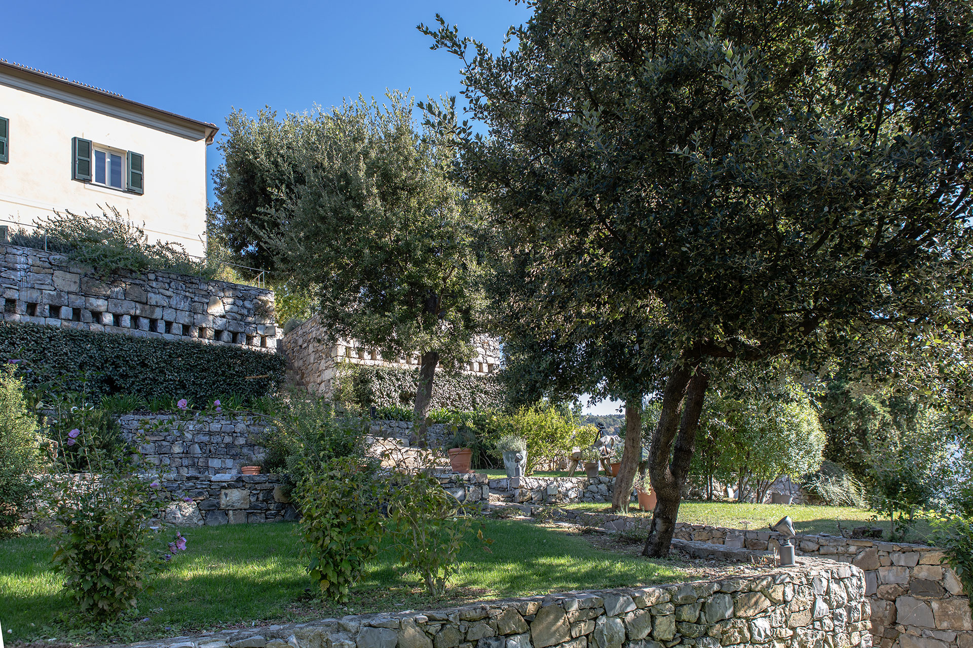 casa-leopoldo_country-house_liguria-italy_exterior-space.jpg