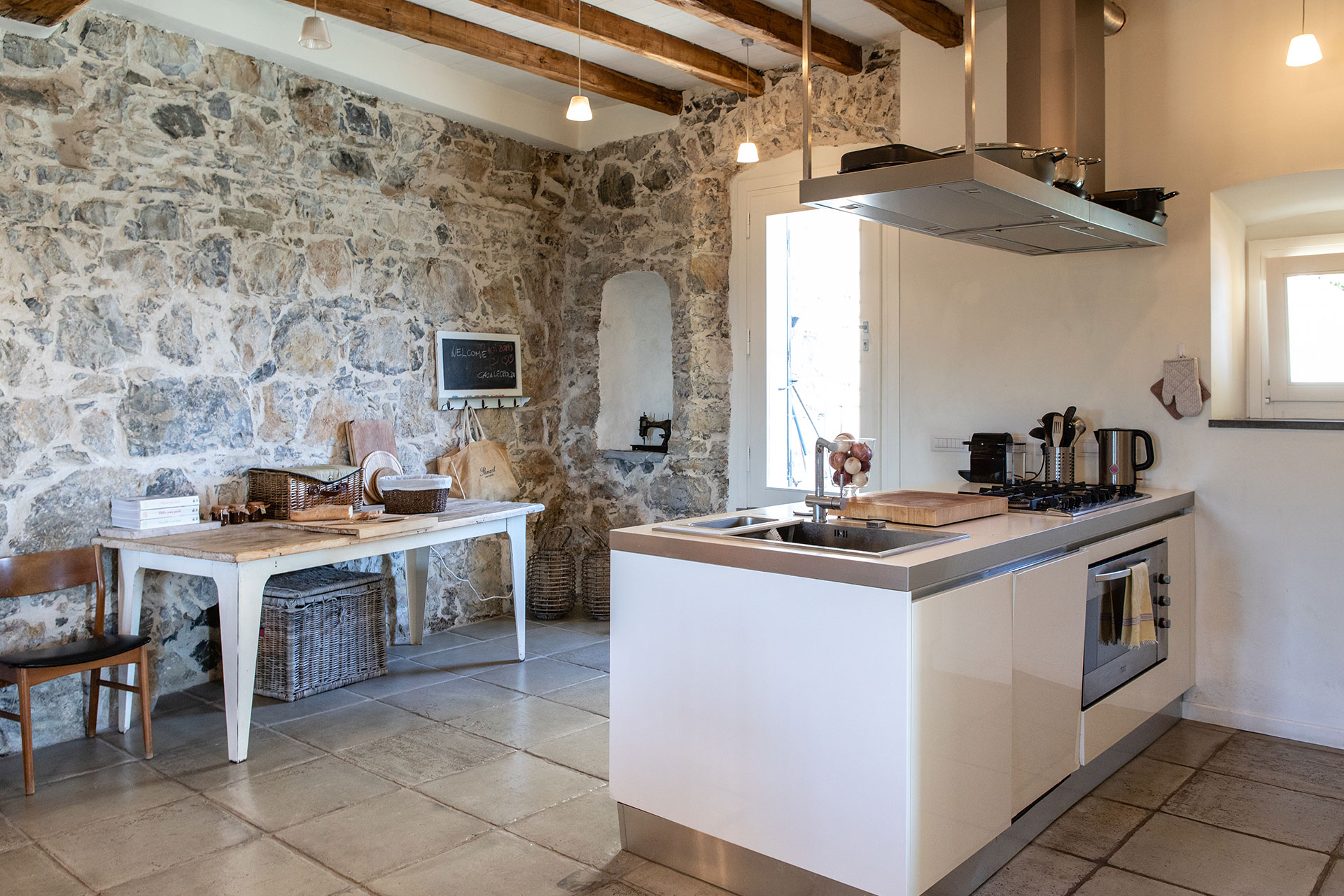 casa-leopoldo_country-house_liguria-italy_interior-kitchen-space.jpg