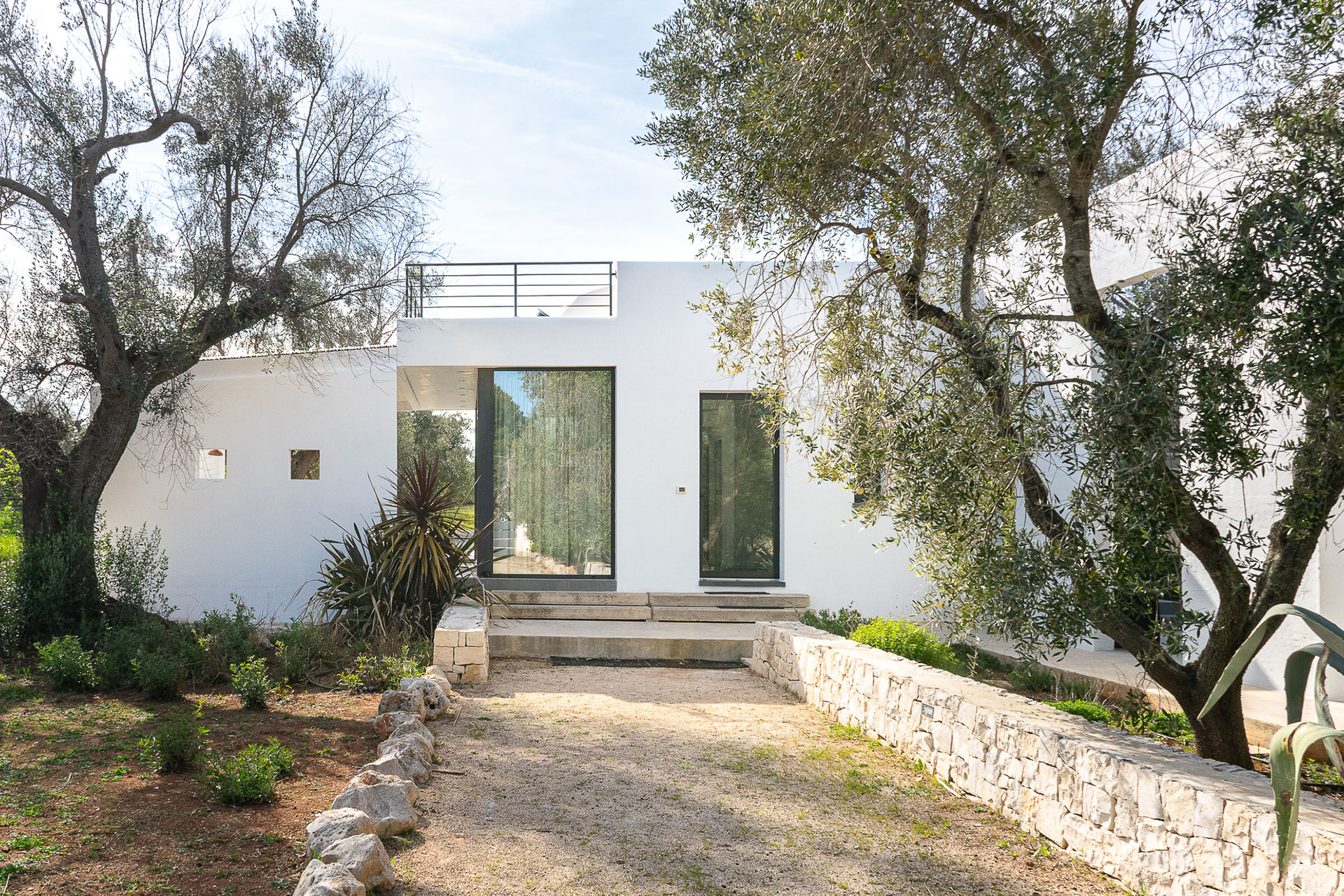villa-ashyana_villa_puglia-italy_exterior-design-facade.jpg
