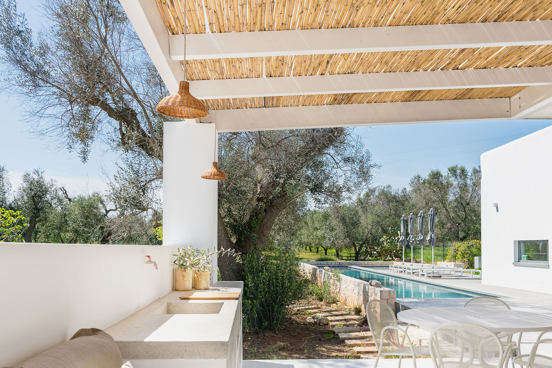 villa-ashyana_villa_puglia-italy_exterior-pergola-pool.jpg