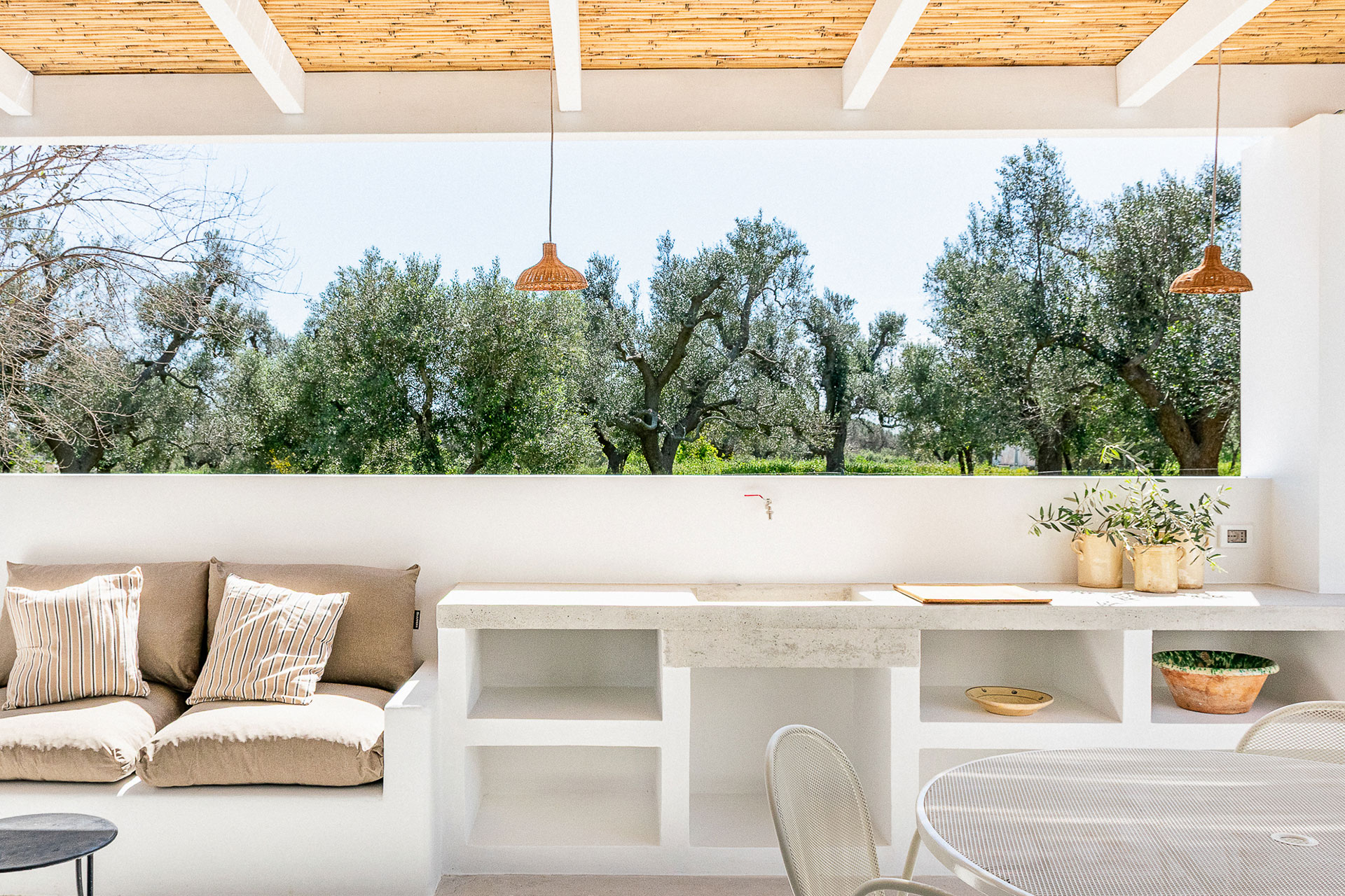 villa-ashyana_villa_puglia-italy_exterior-seating.jpg