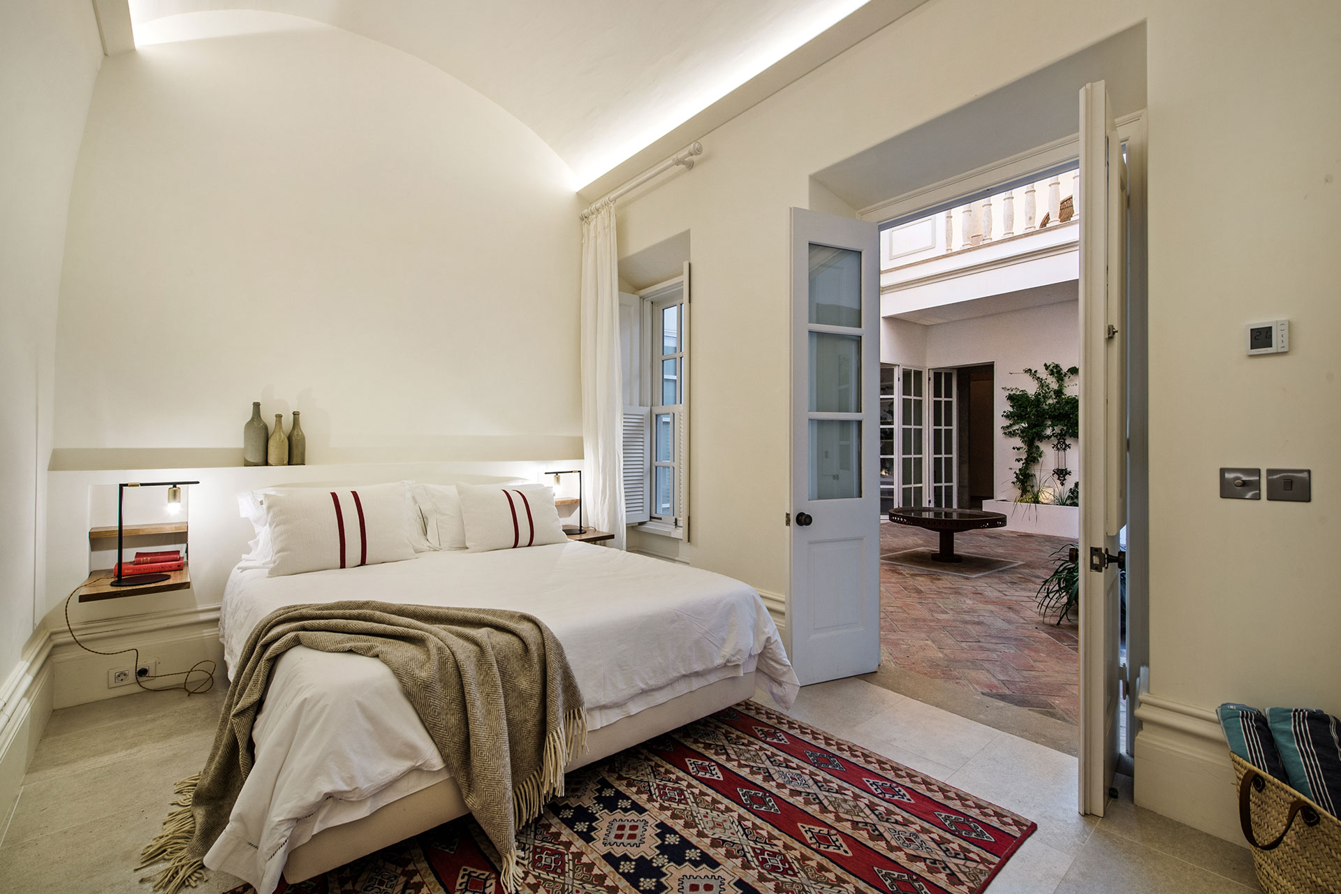 casa-fuzetta_villa_faro-portugal_interior-bedroom-night.jpg