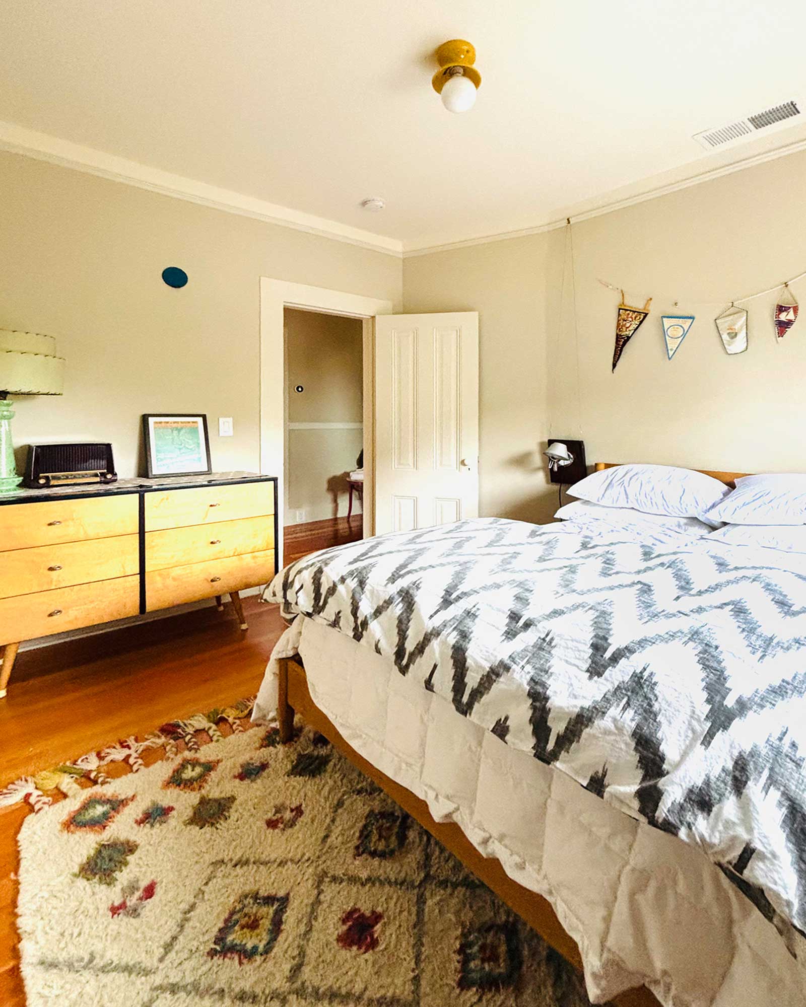 The-Oceanview_house_Santa-Cruz_CA_USA_bedroom.jpg