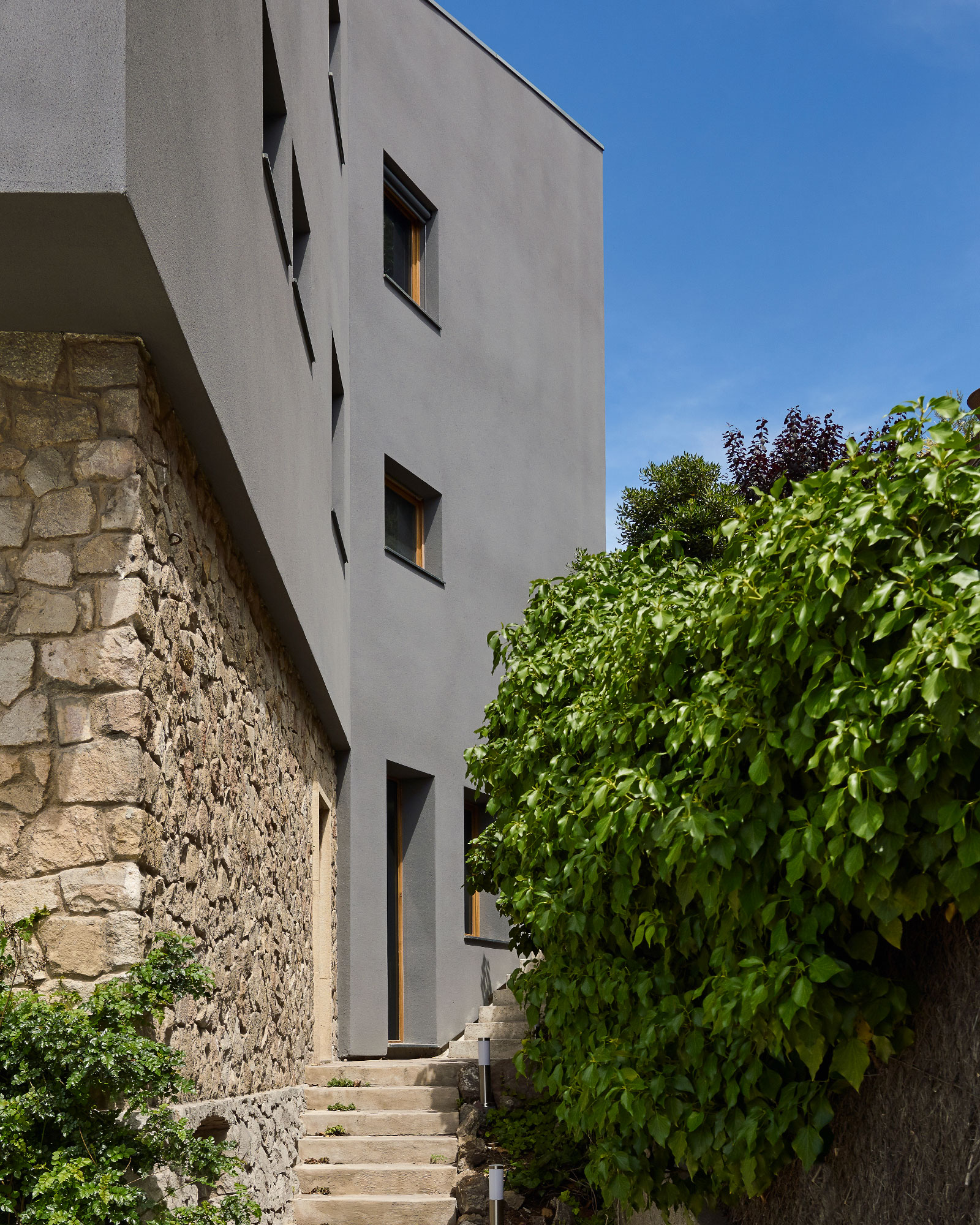 casa-creueta_house_barcelona-spain_exterior-facade-side.jpg