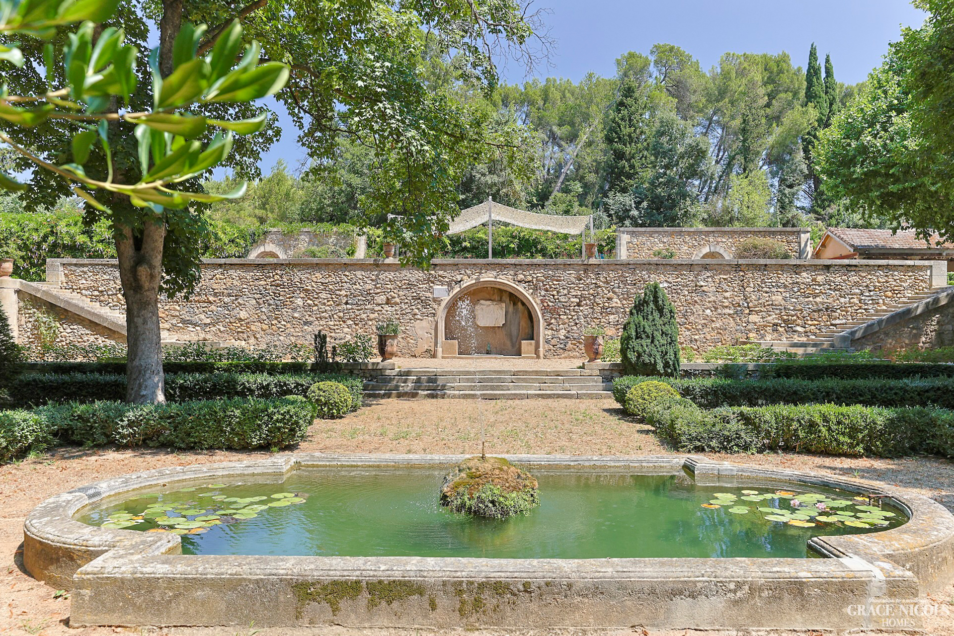 herault-mansion_estate_Occitanie-france_exterior-fountain.jpg