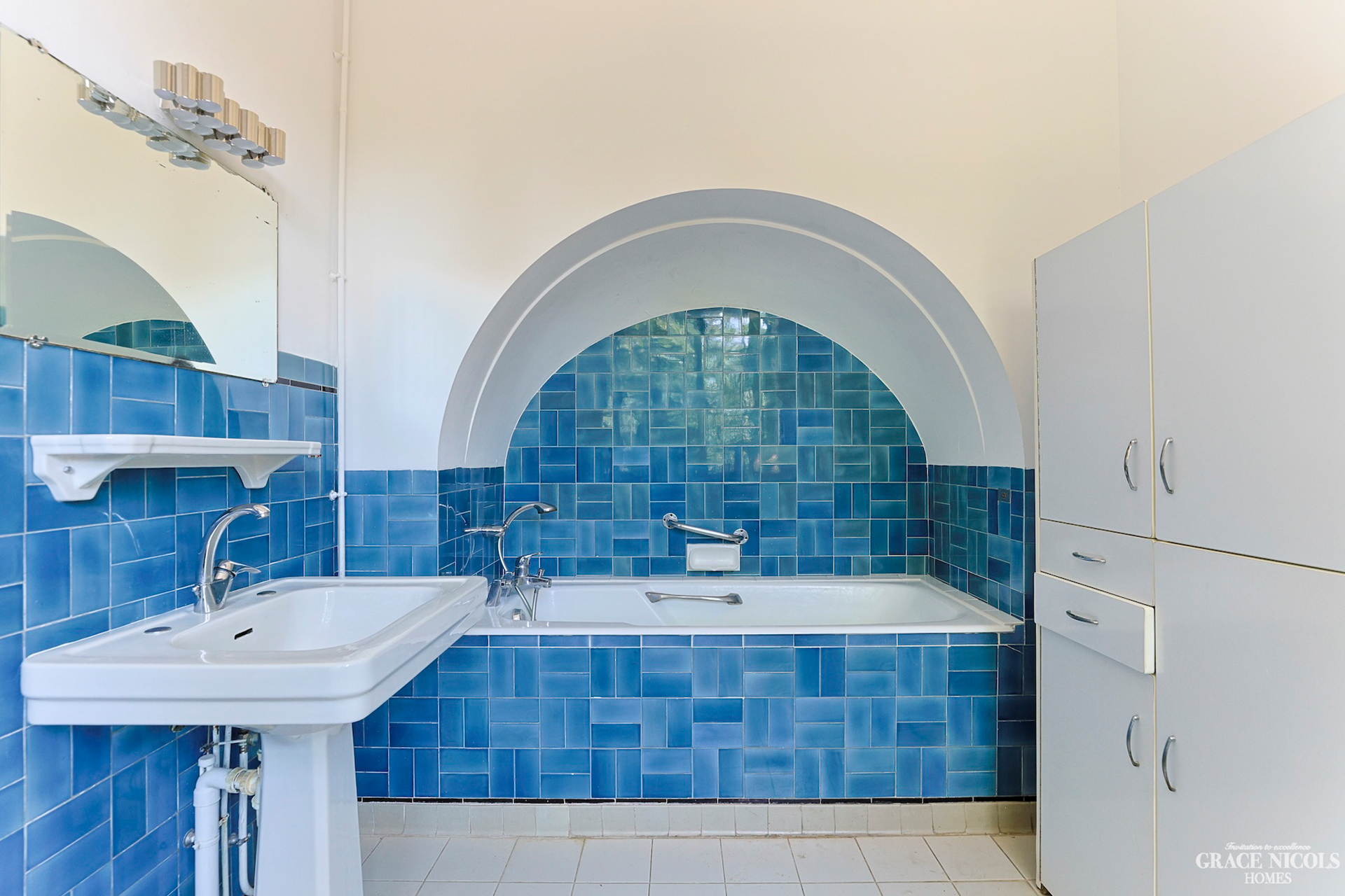 herault-mansion_estate_Occitanie-france_interior-blue-bathroom.jpg