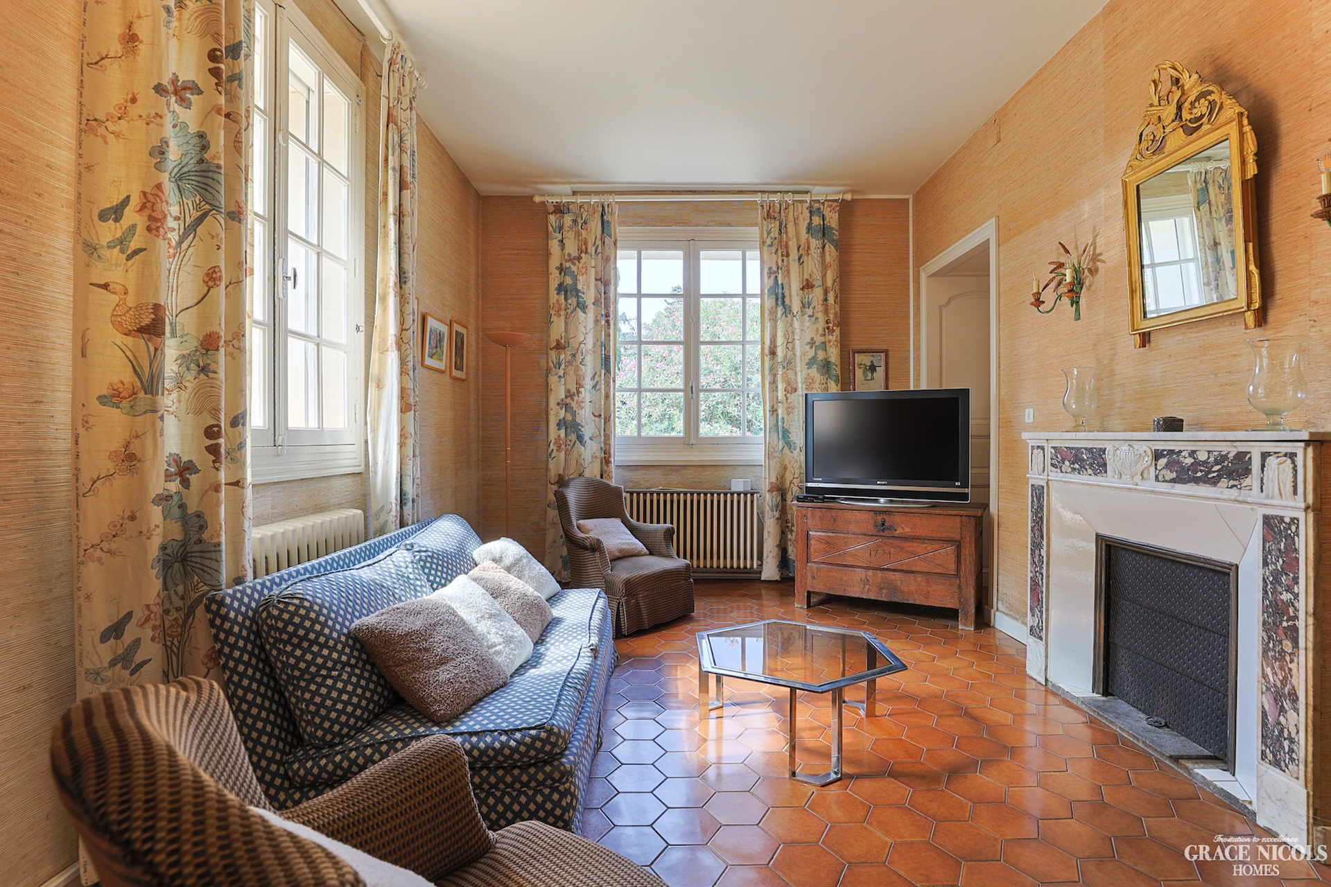 herault-mansion_estate_Occitanie-france_interior-tv-room.jpg