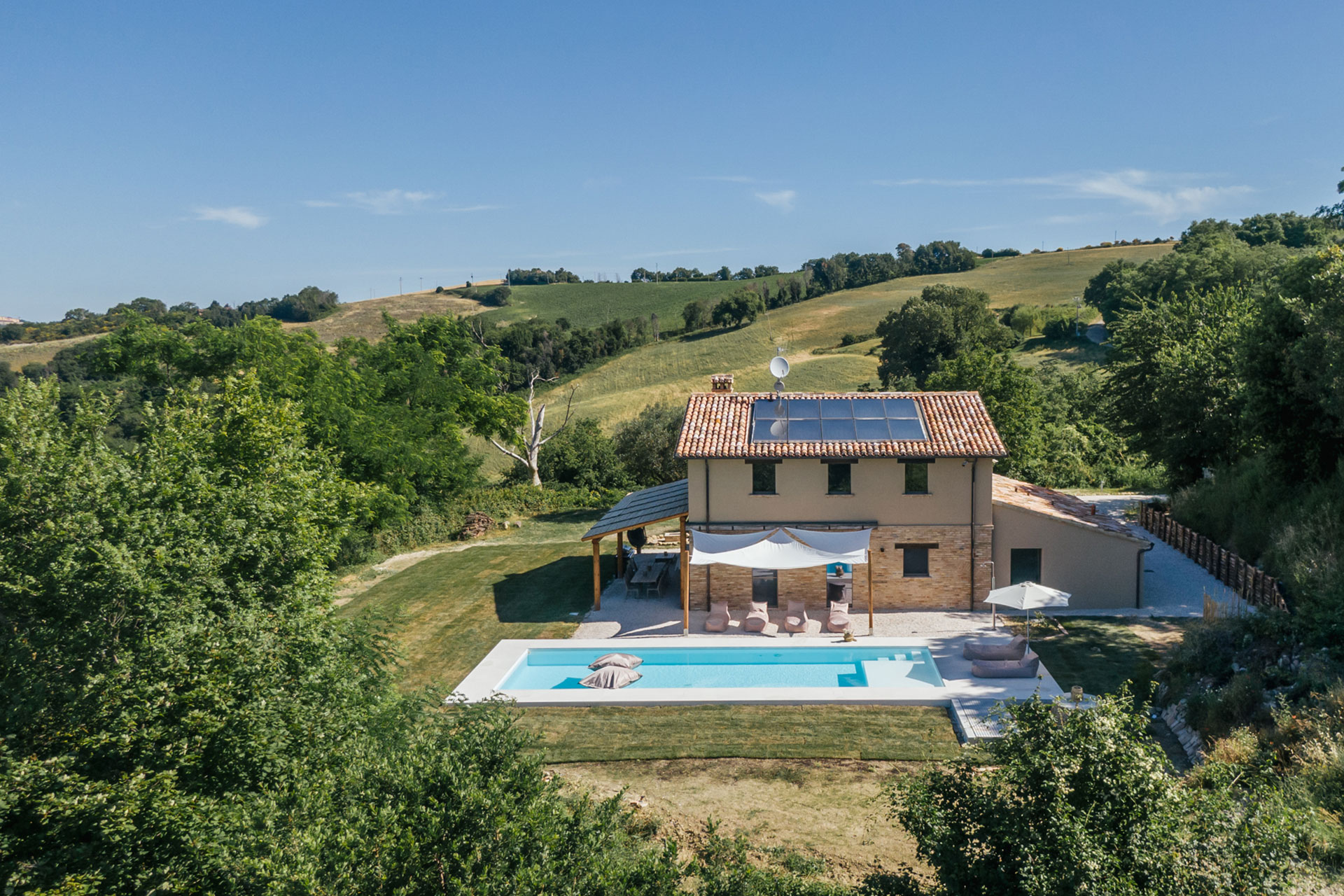 casa-fontegenga_farmhouse_marche-italy_exterior-drone.jpg